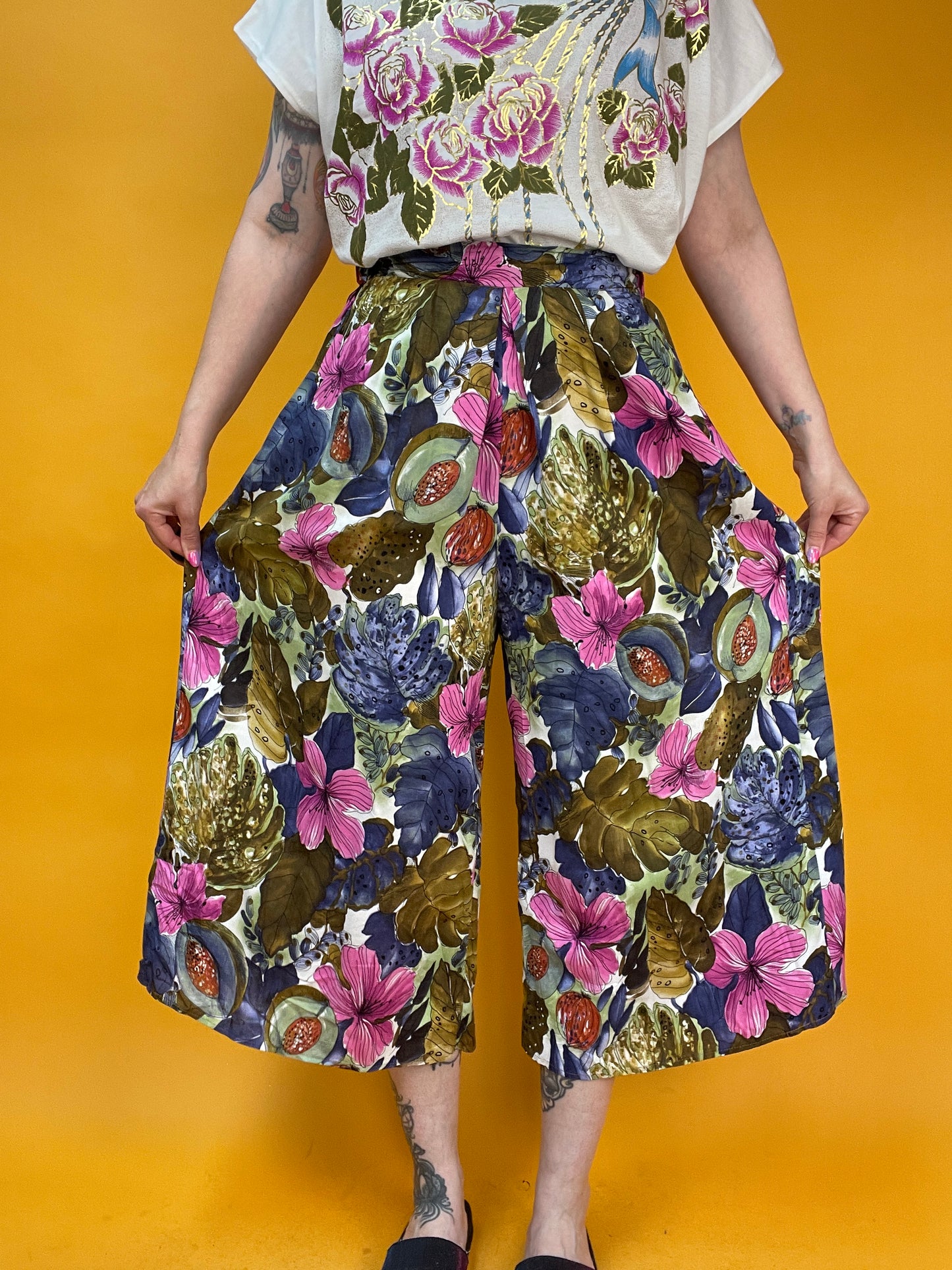 Sommerliche Culotte mit Hibiskus-Pfirsichprint