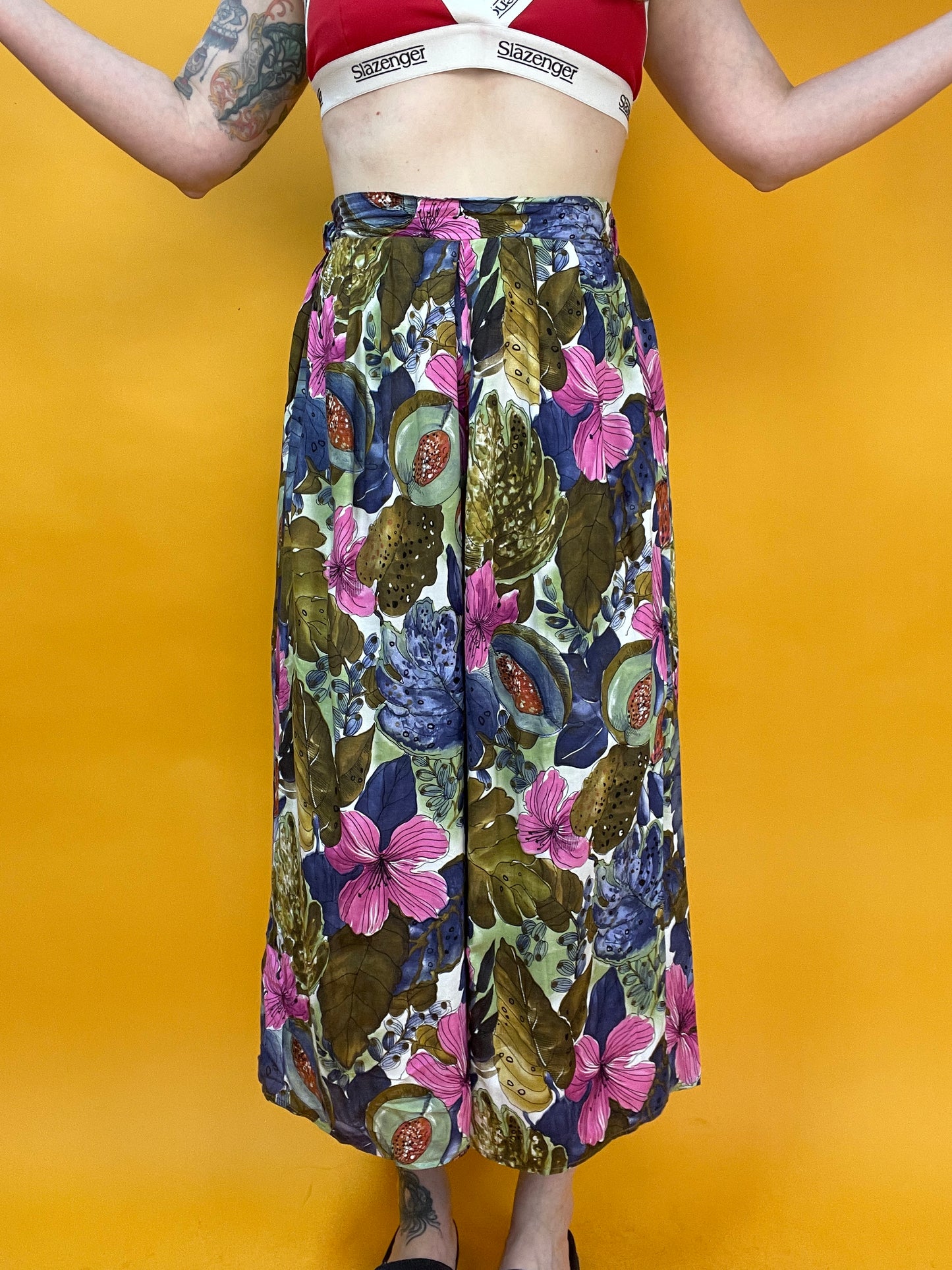 Sommerliche Culotte mit Hibiskus-Pfirsichprint