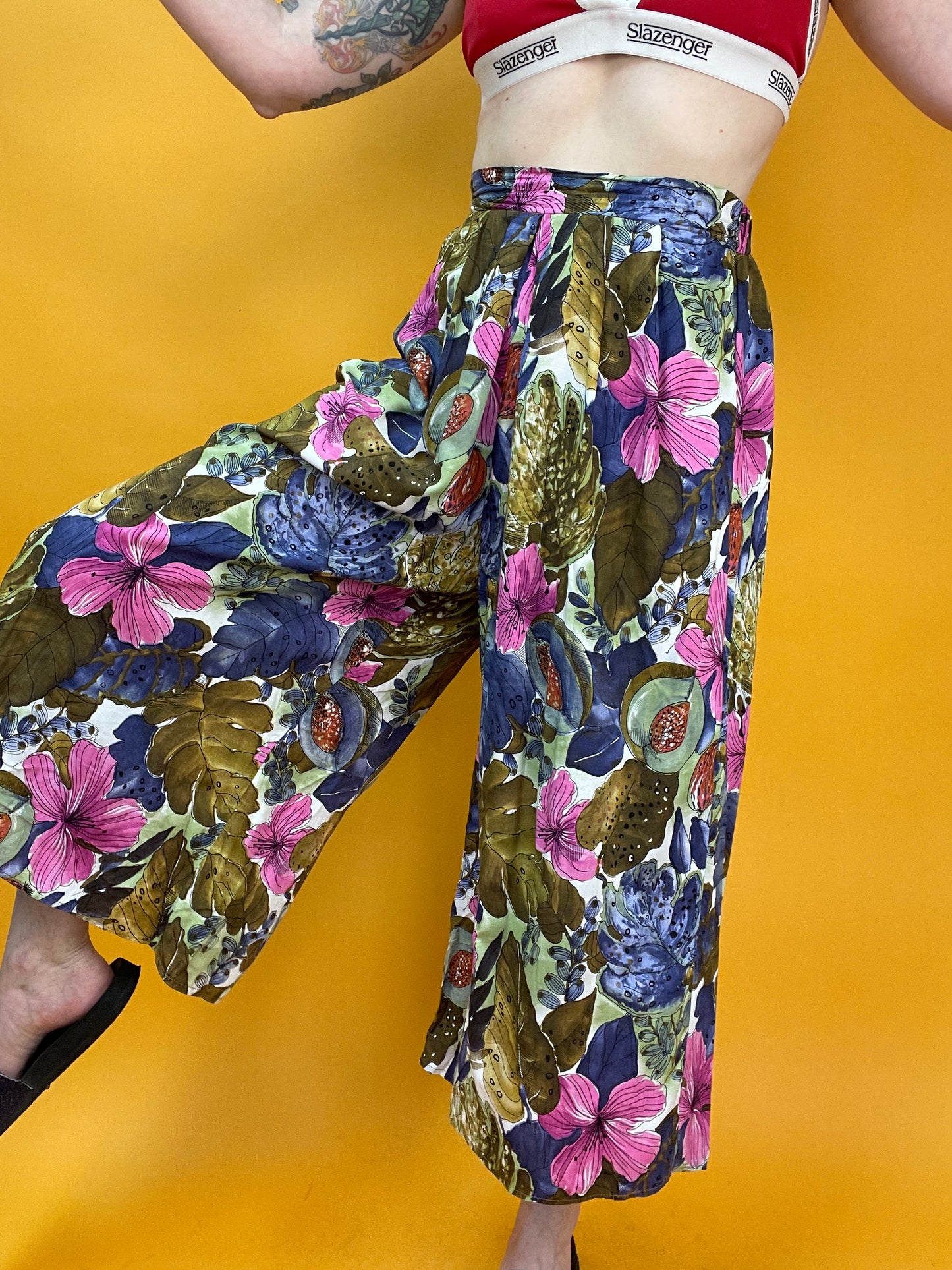 Sommerliche Culotte mit Hibiskus-Pfirsichprint