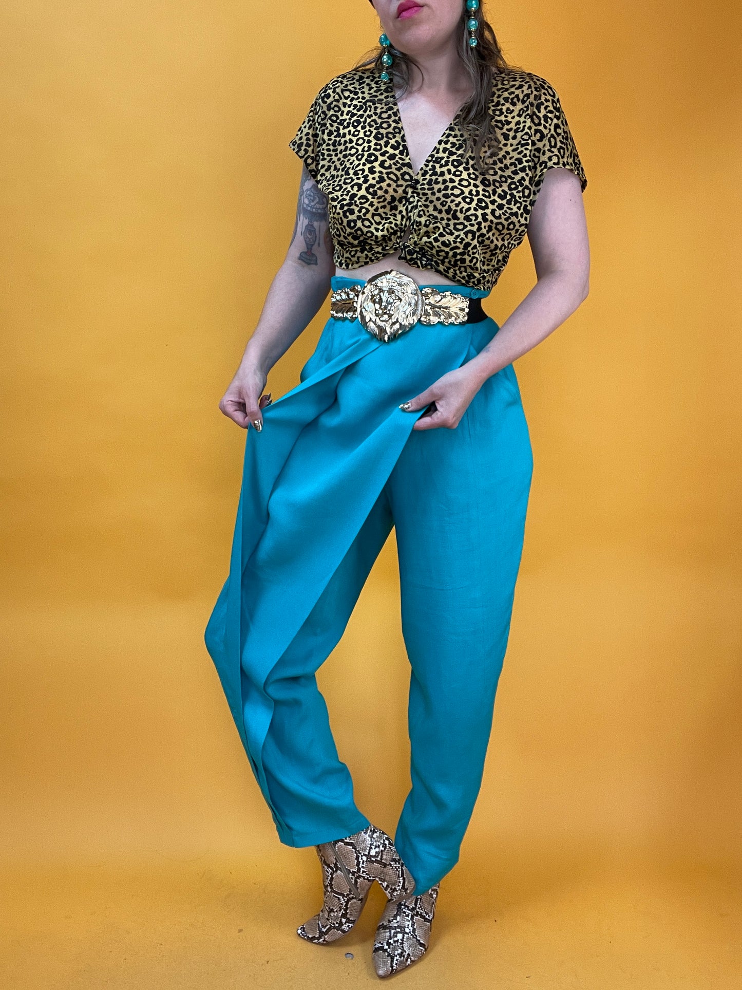 Extravagante Hose mit elegantem Faltenwurf