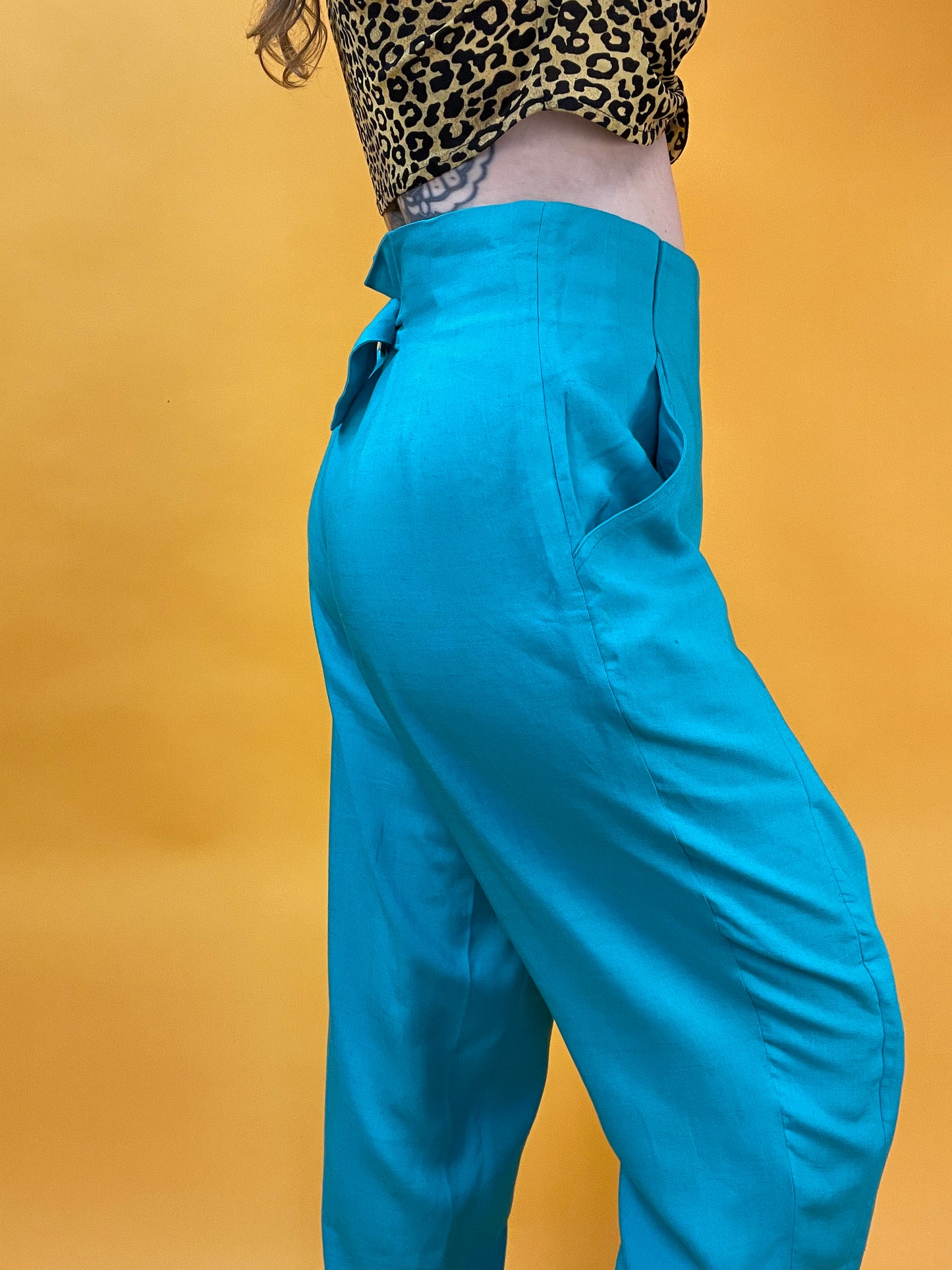 Extravagante Hose mit elegantem Faltenwurf