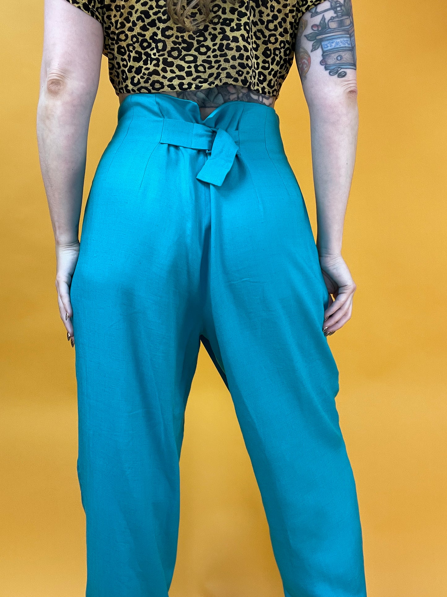 Extravagante Hose mit elegantem Faltenwurf