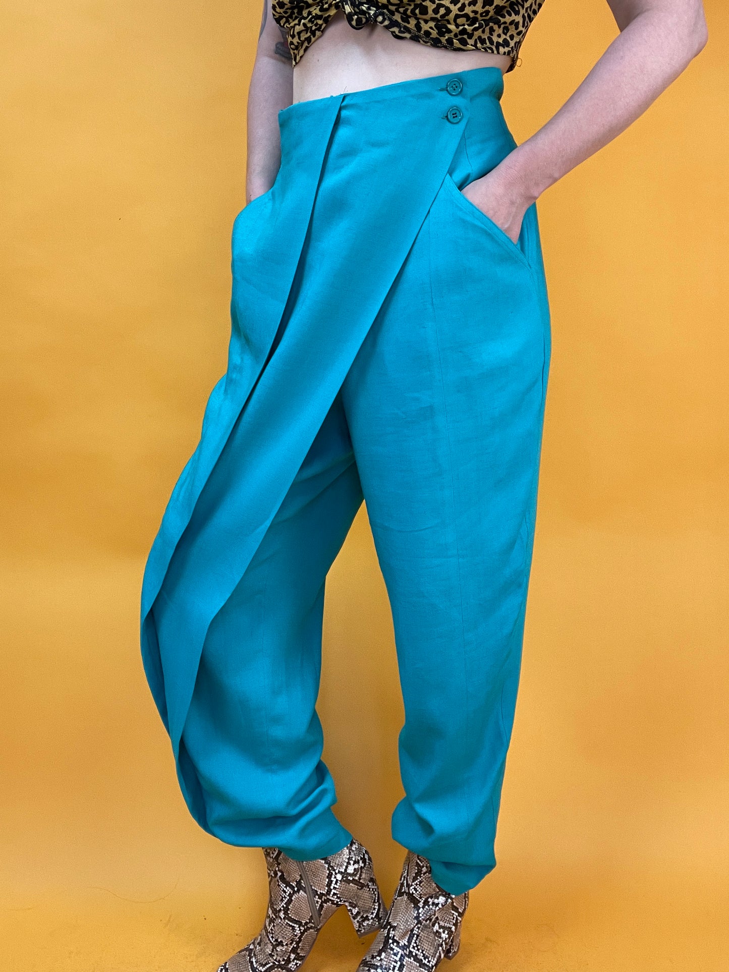 Extravagante Hose mit elegantem Faltenwurf