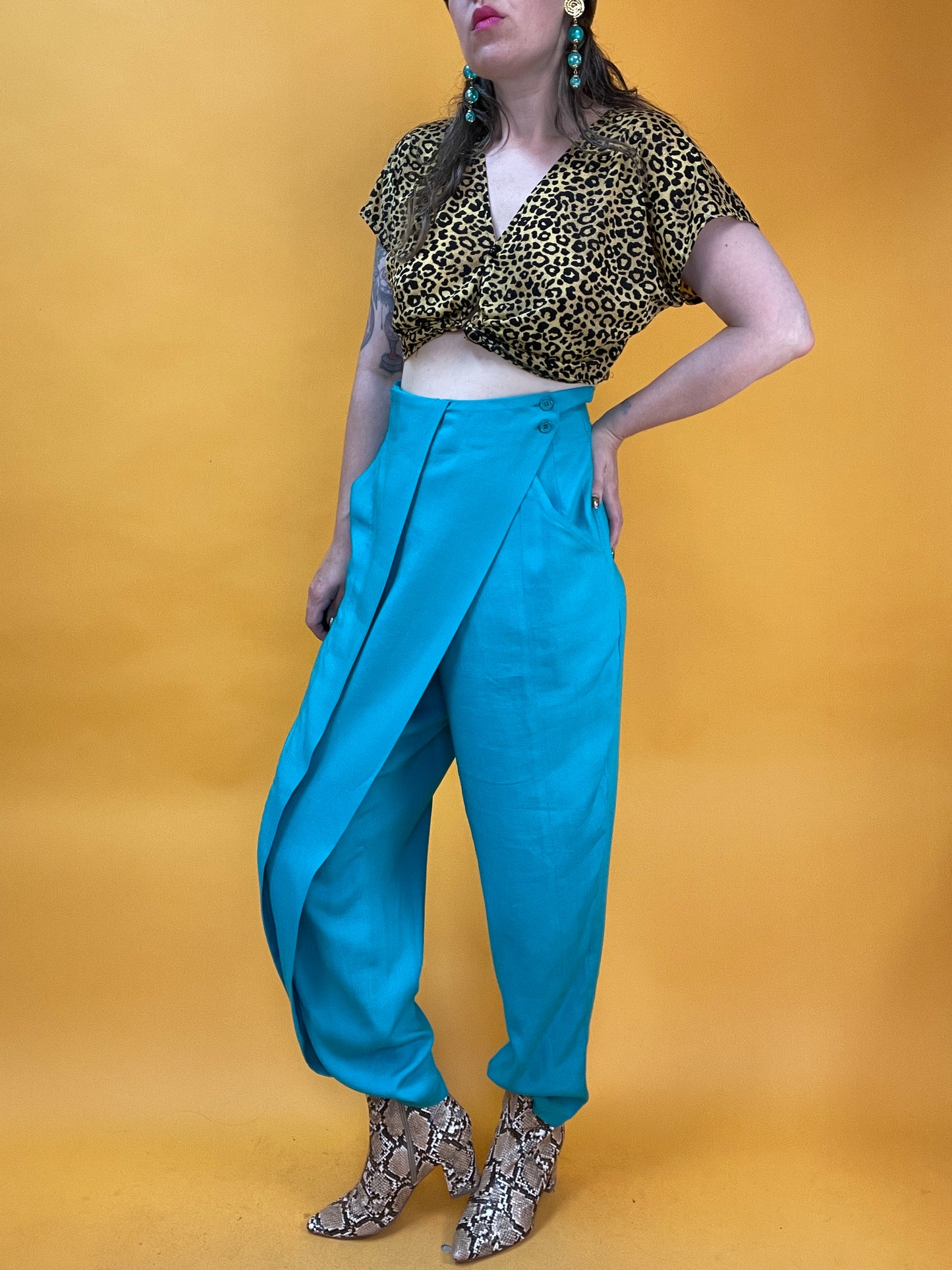 Extravagante Hose mit elegantem Faltenwurf