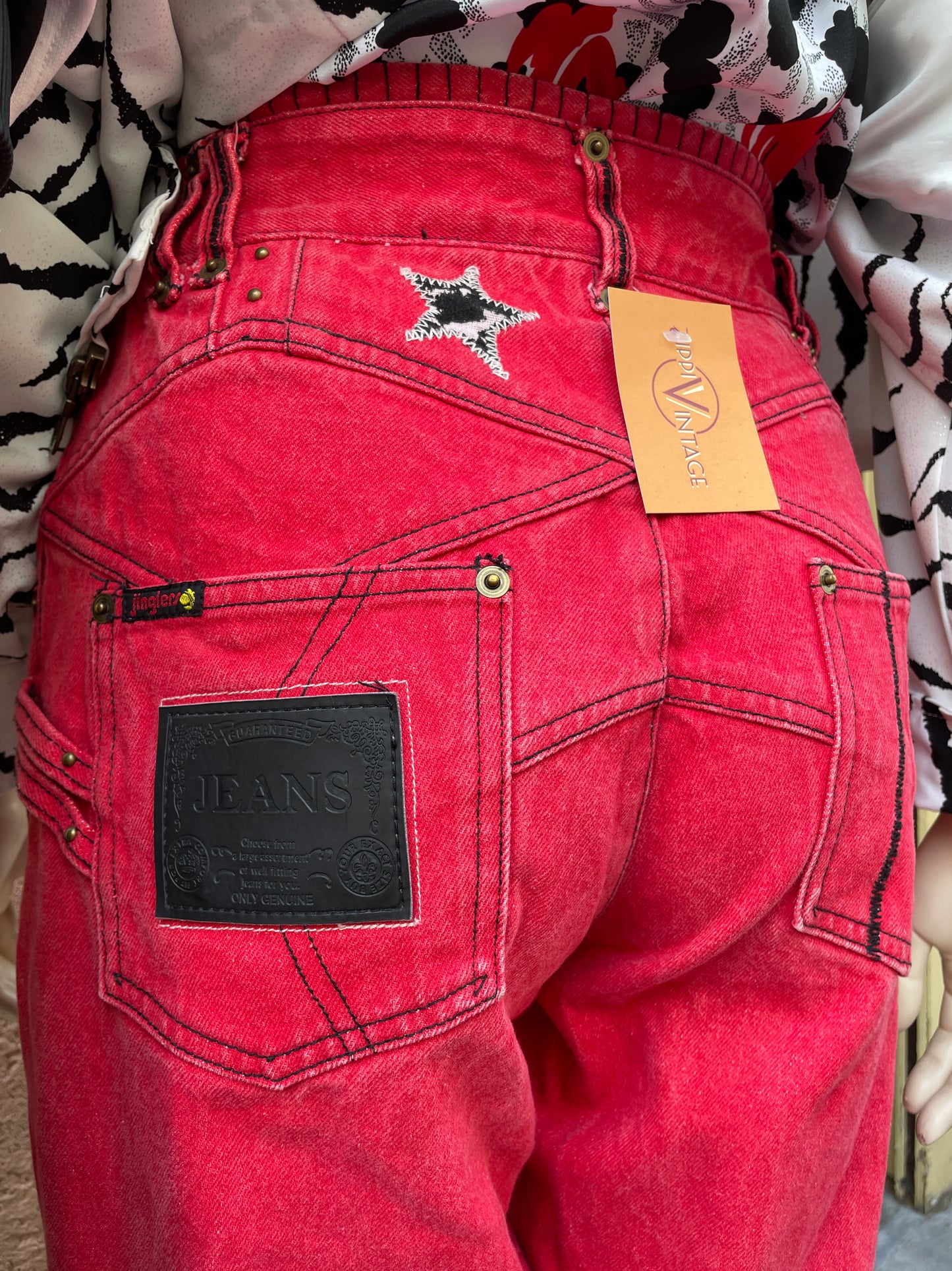 Fesche 80s/90s Denimpants mit funky Applikationen und Nieten