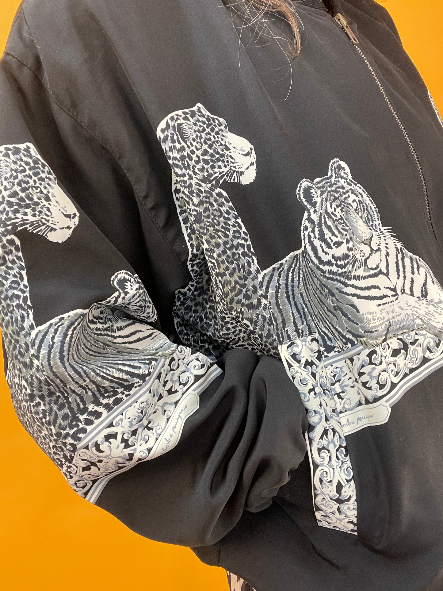 Dünner 80s Sommerblouson mit großen Tigern und Leoparden
