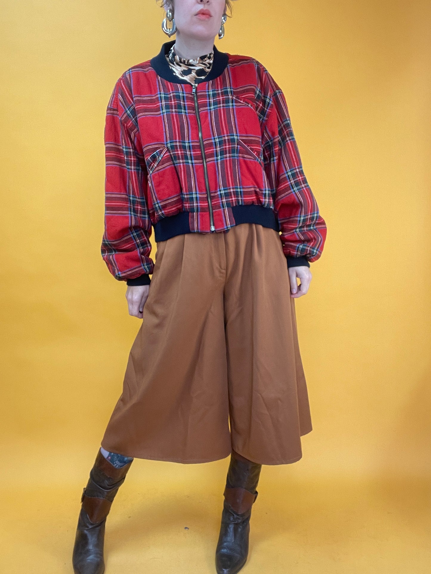 Herbstliche Bomberjacke mit Karomuster