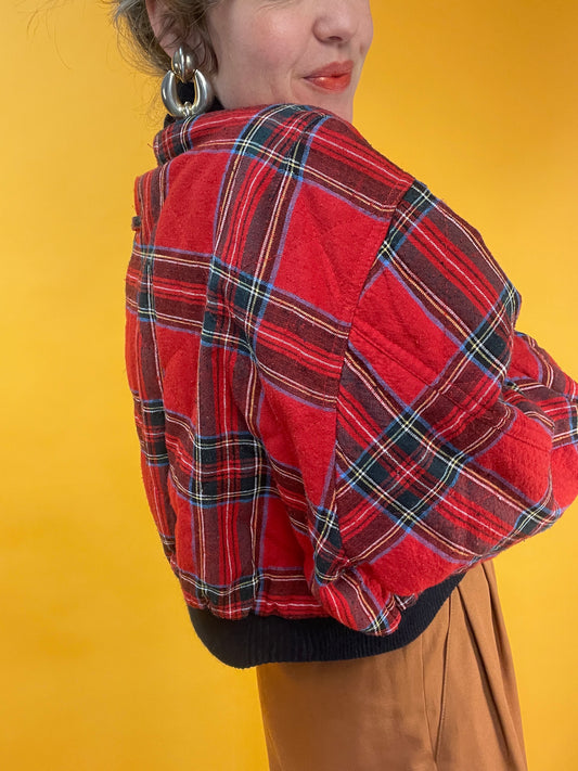 Herbstliche Bomberjacke mit Karomuster