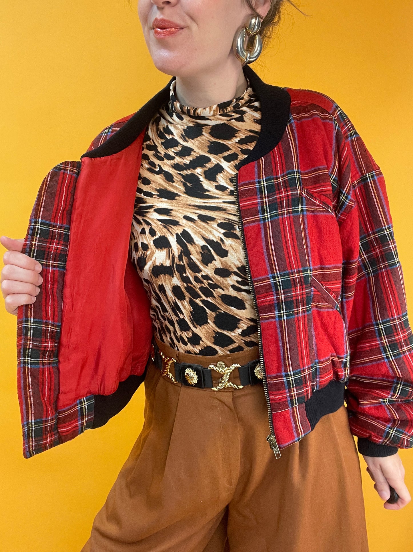 Herbstliche Bomberjacke mit Karomuster