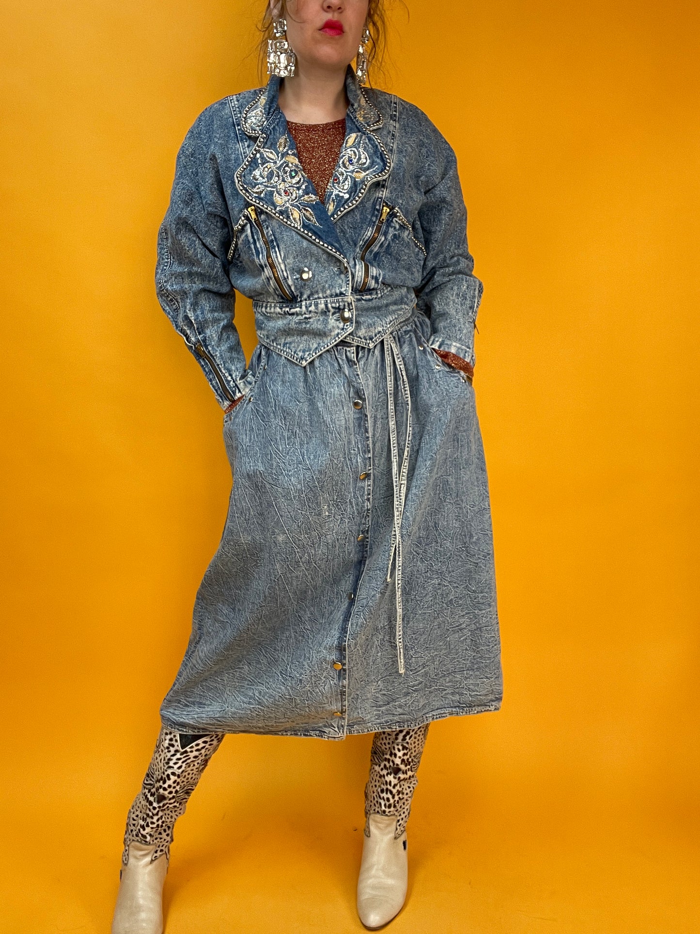 80s Acid Washed Denim Jacke mit Nieten und glitzernden Applikationen