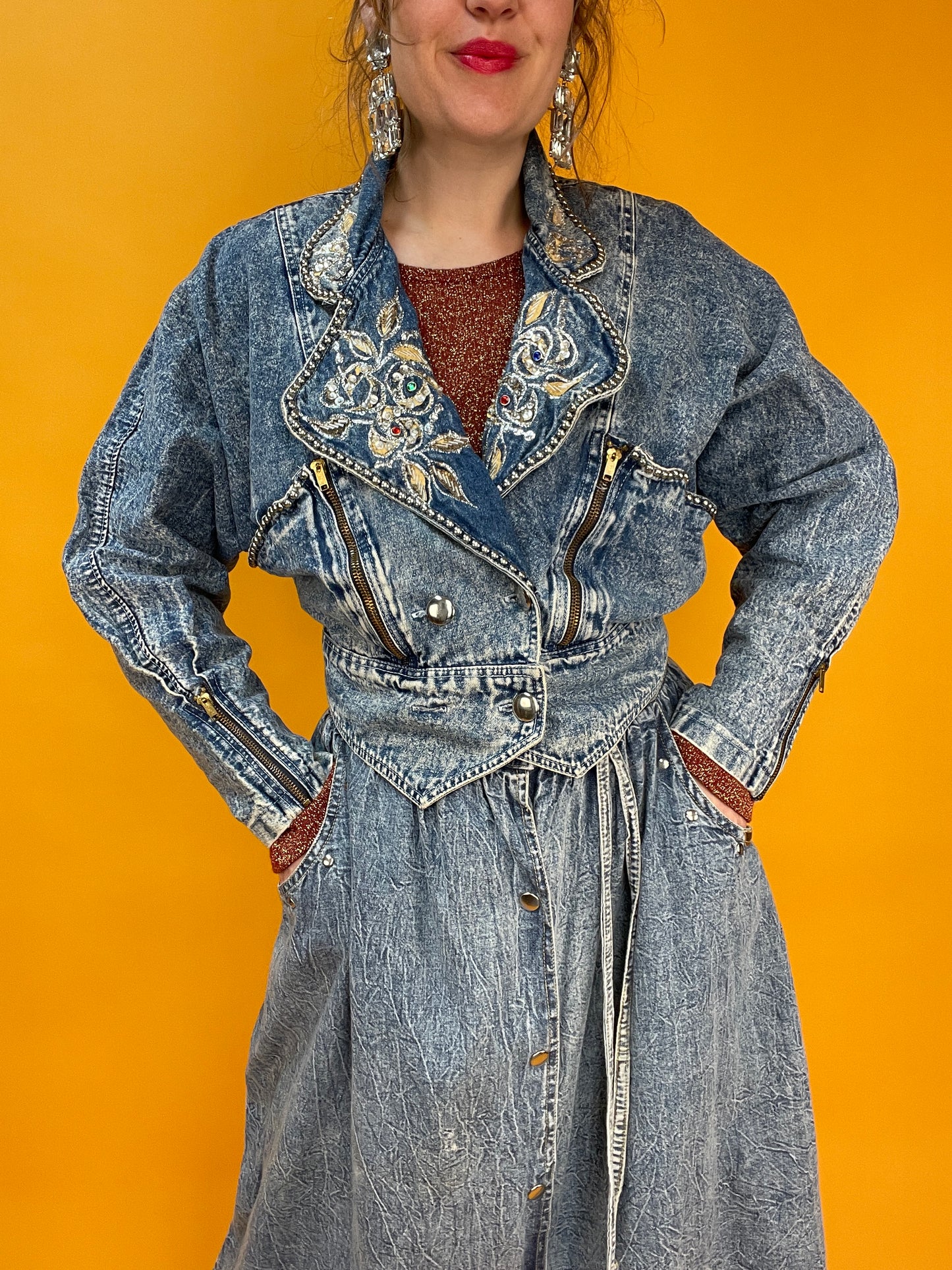 80s Acid Washed Denim Jacke mit Nieten und glitzernden Applikationen