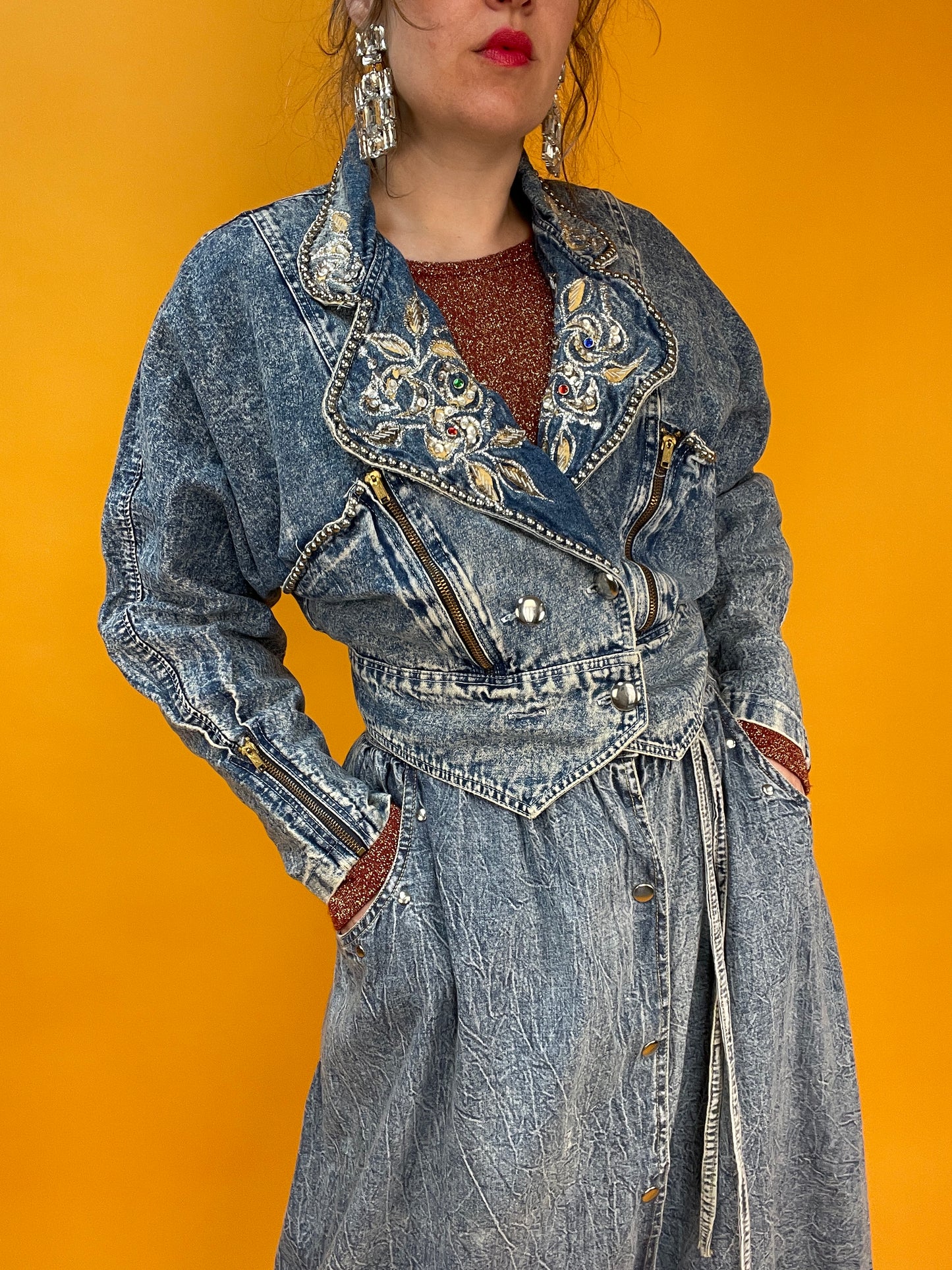 80s Acid Washed Denim Jacke mit Nieten und glitzernden Applikationen