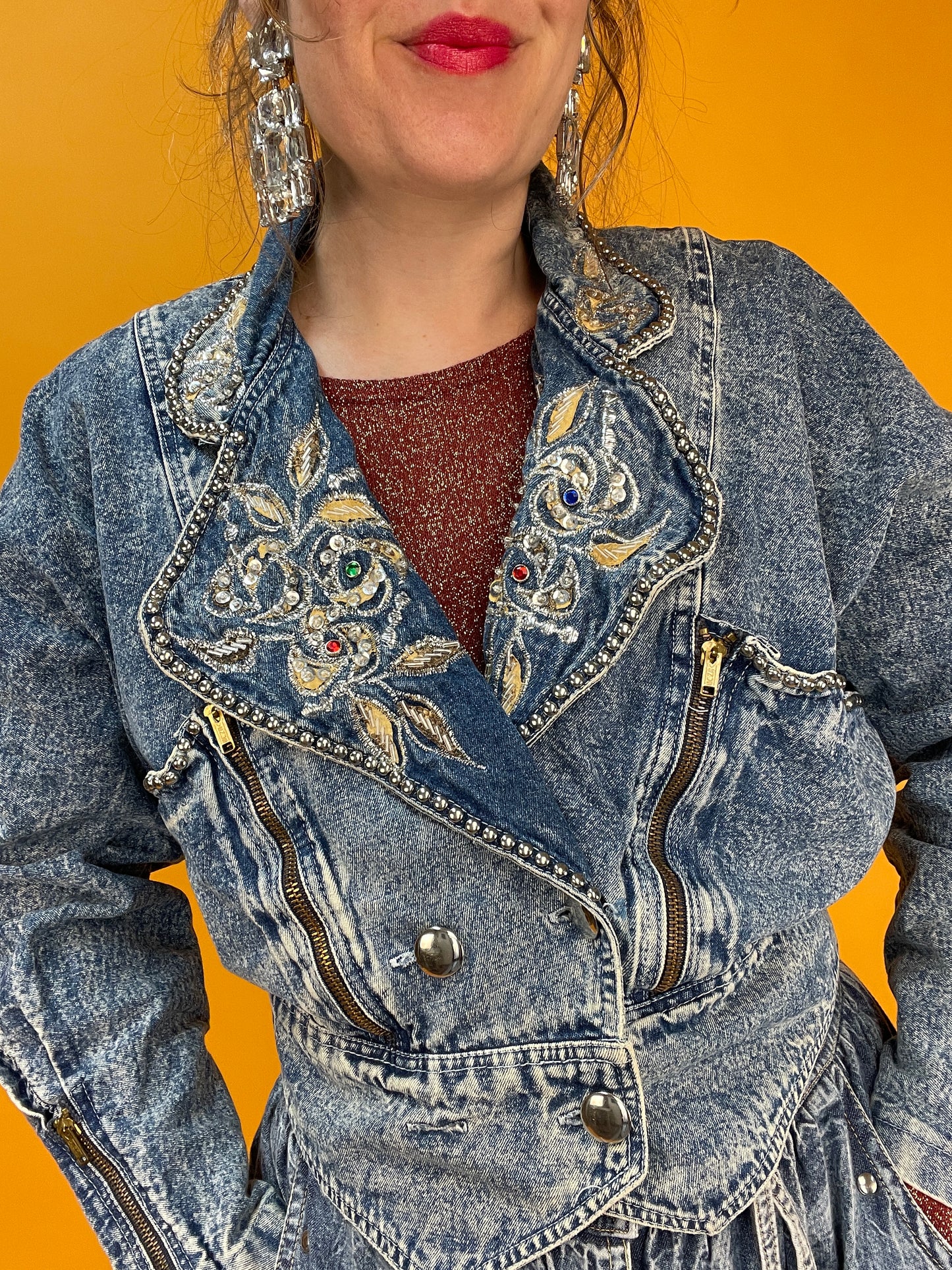 80s Acid Washed Denim Jacke mit Nieten und glitzernden Applikationen