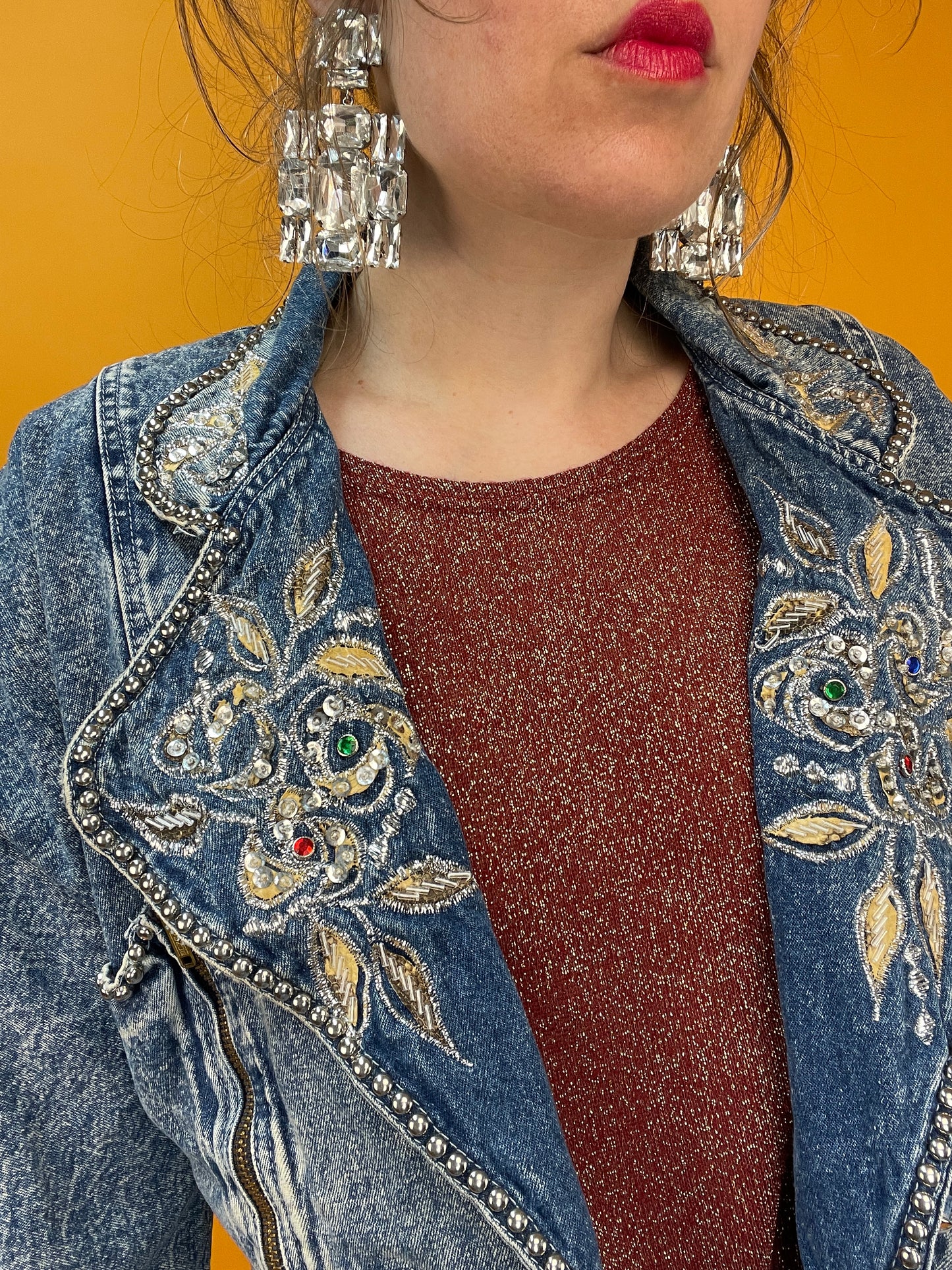 80s Acid Washed Denim Jacke mit Nieten und glitzernden Applikationen
