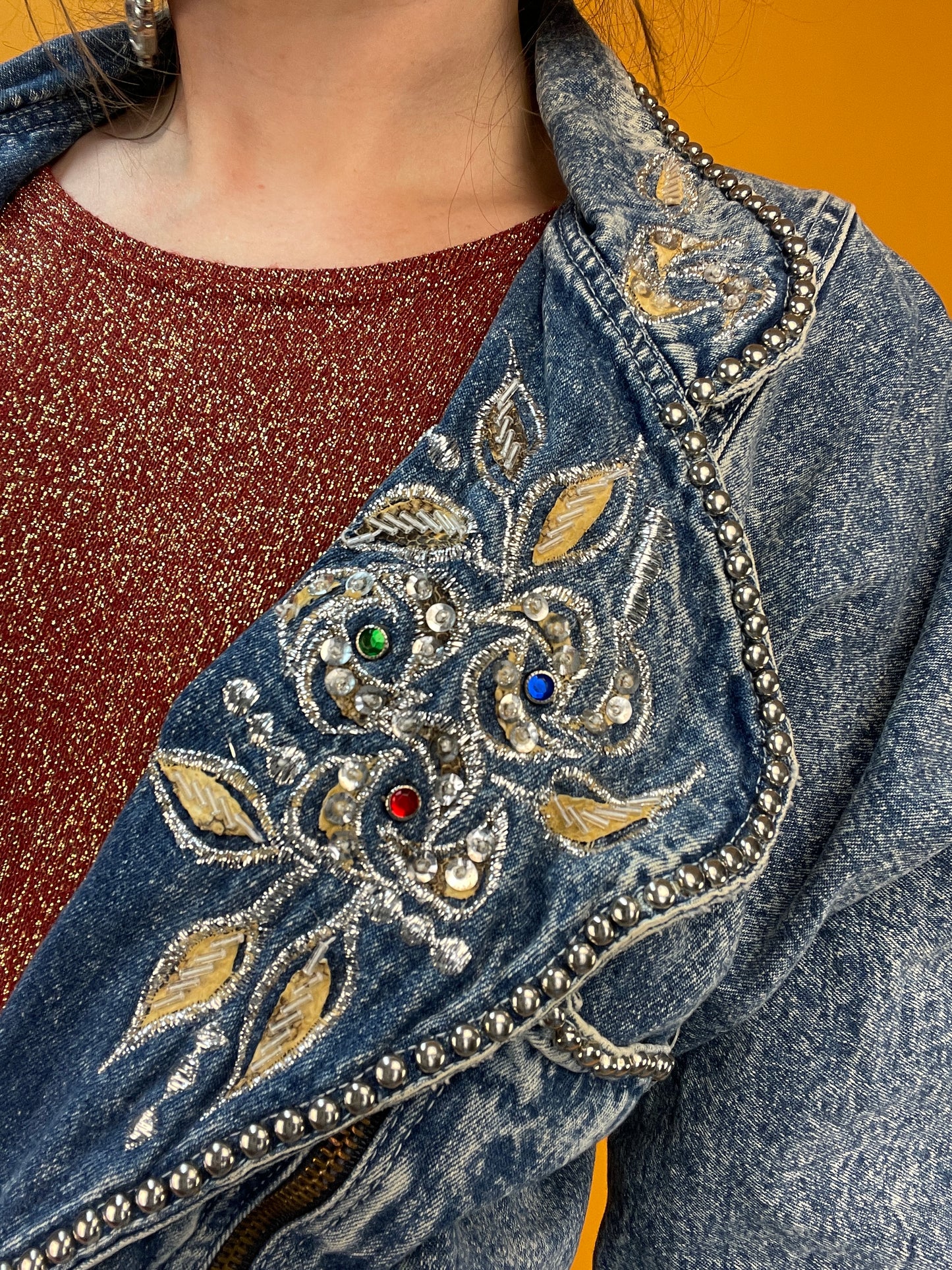 80s Acid Washed Denim Jacke mit Nieten und glitzernden Applikationen