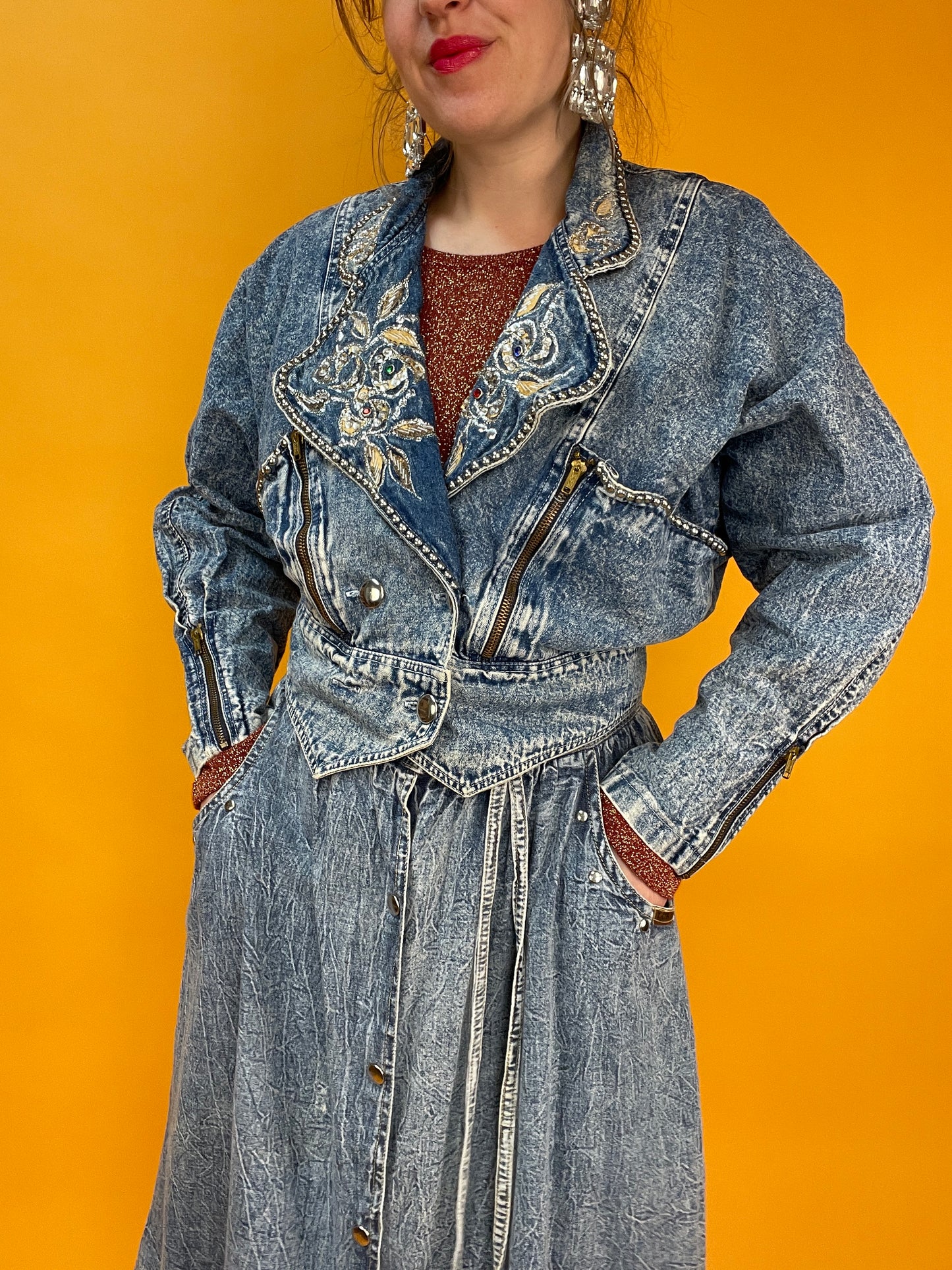 80s Acid Washed Denim Jacke mit Nieten und glitzernden Applikationen