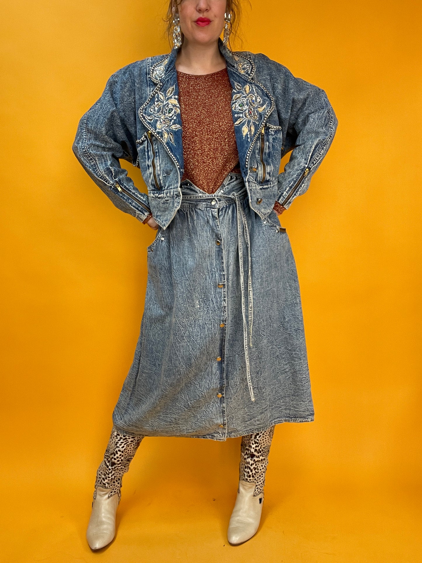 80s Acid Washed Denim Jacke mit Nieten und glitzernden Applikationen