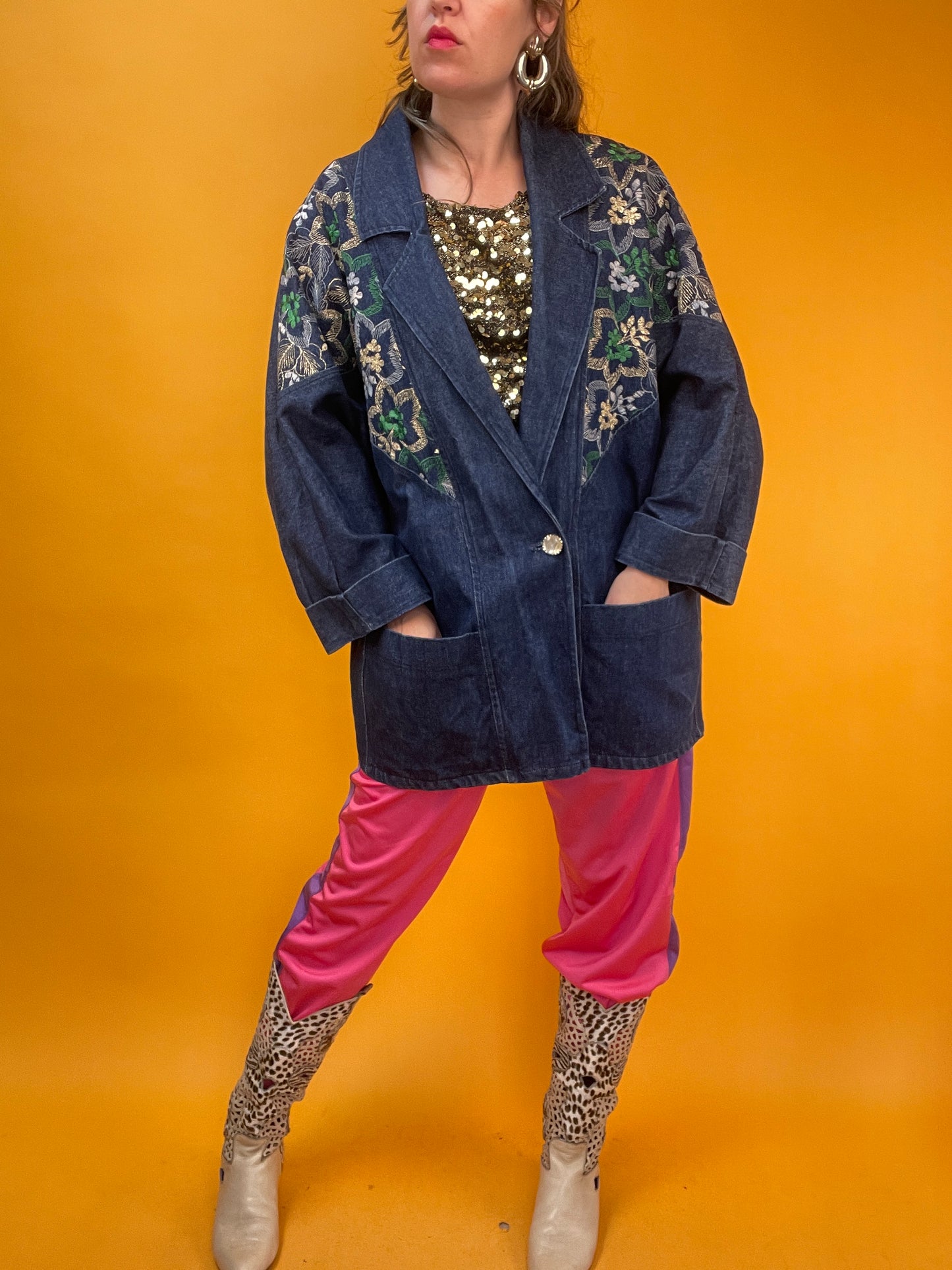 Dünne 80s Jeansjacke mit goldglänzender Blumenbestickung