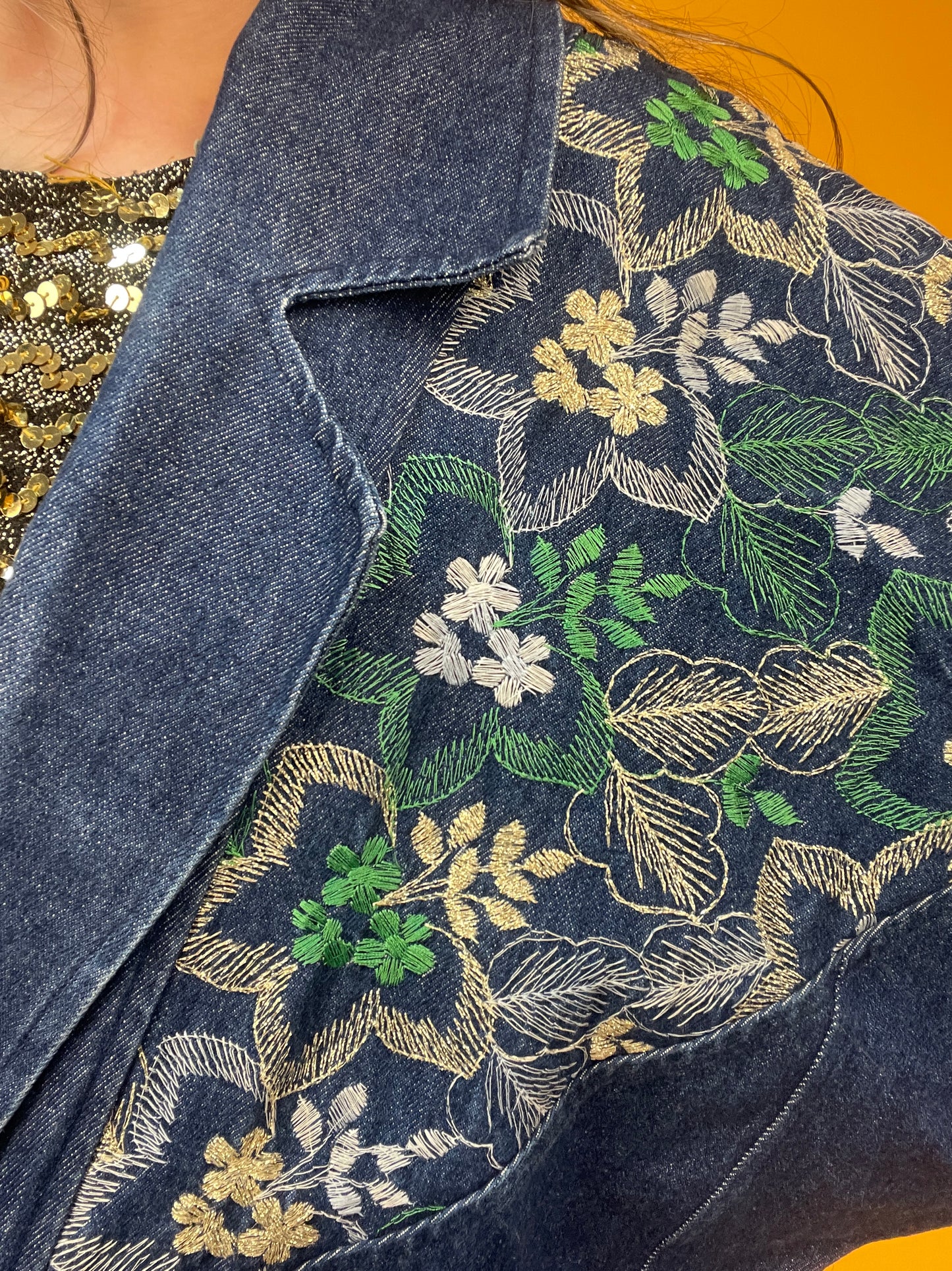 Dünne 80s Jeansjacke mit goldglänzender Blumenbestickung