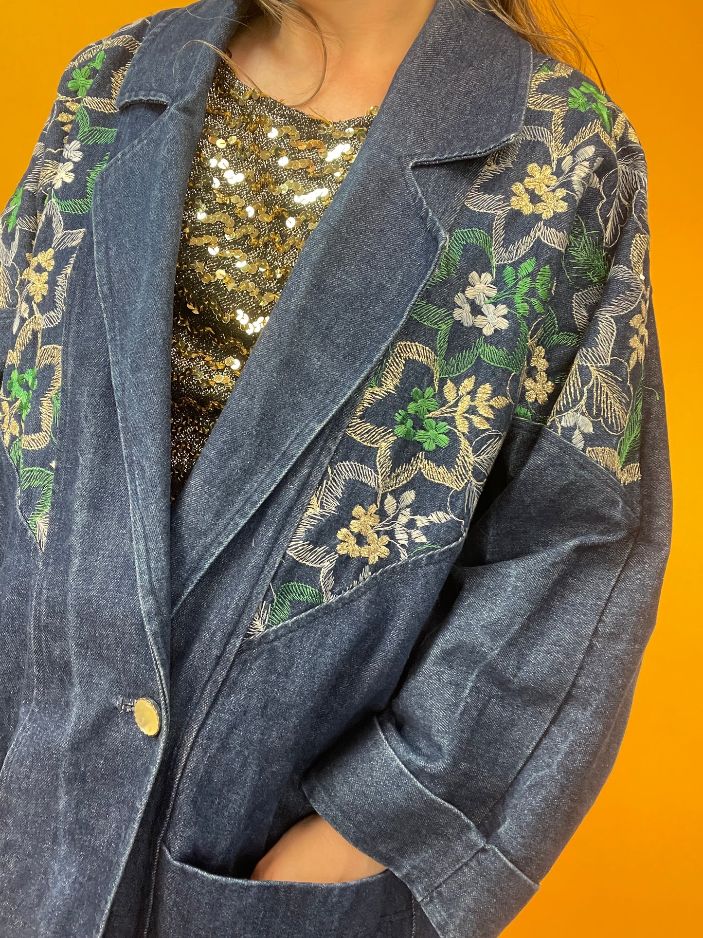 Dünne 80s Jeansjacke mit goldglänzender Blumenbestickung