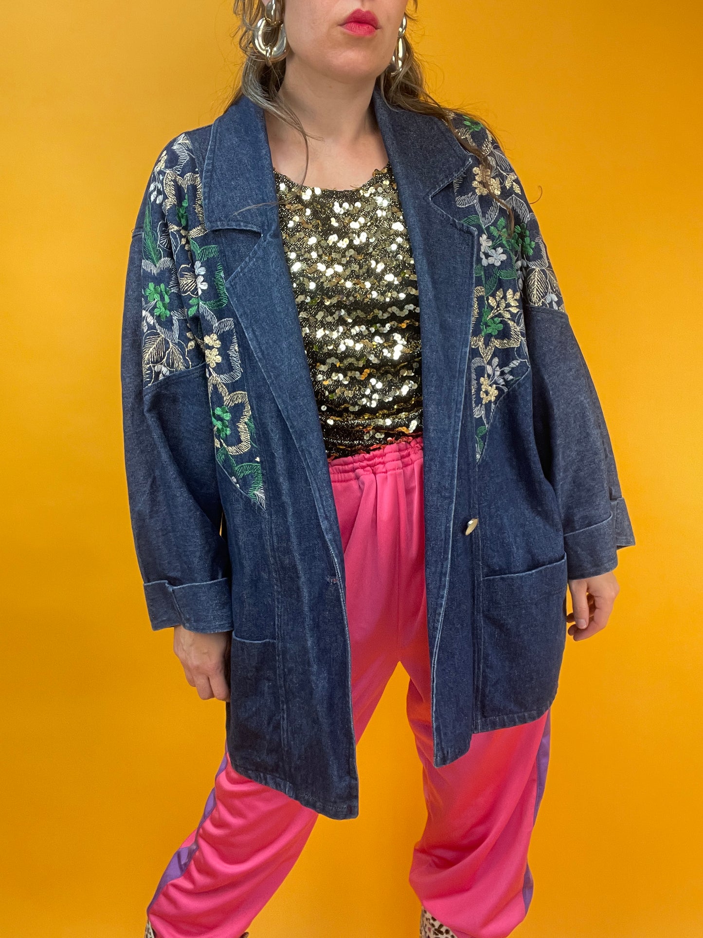 Dünne 80s Jeansjacke mit goldglänzender Blumenbestickung