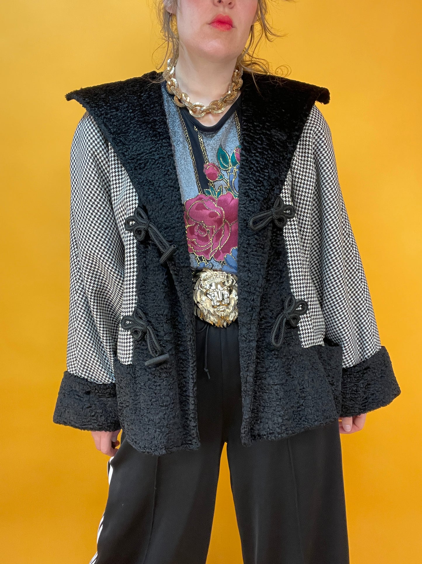 Kurzjacke mit angesagtem Hahnentritt-Muster und Kunstfellbesatz