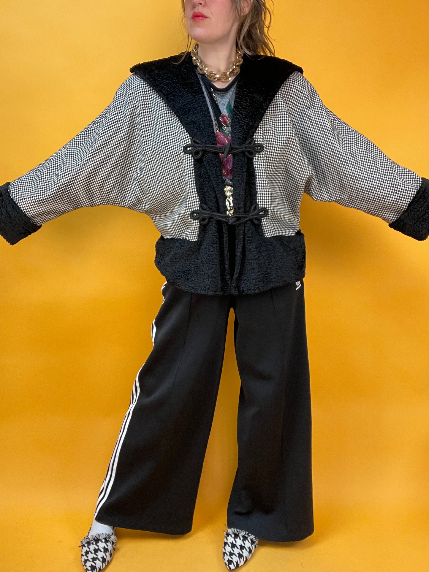 Kurzjacke mit angesagtem Hahnentritt-Muster und Kunstfellbesatz