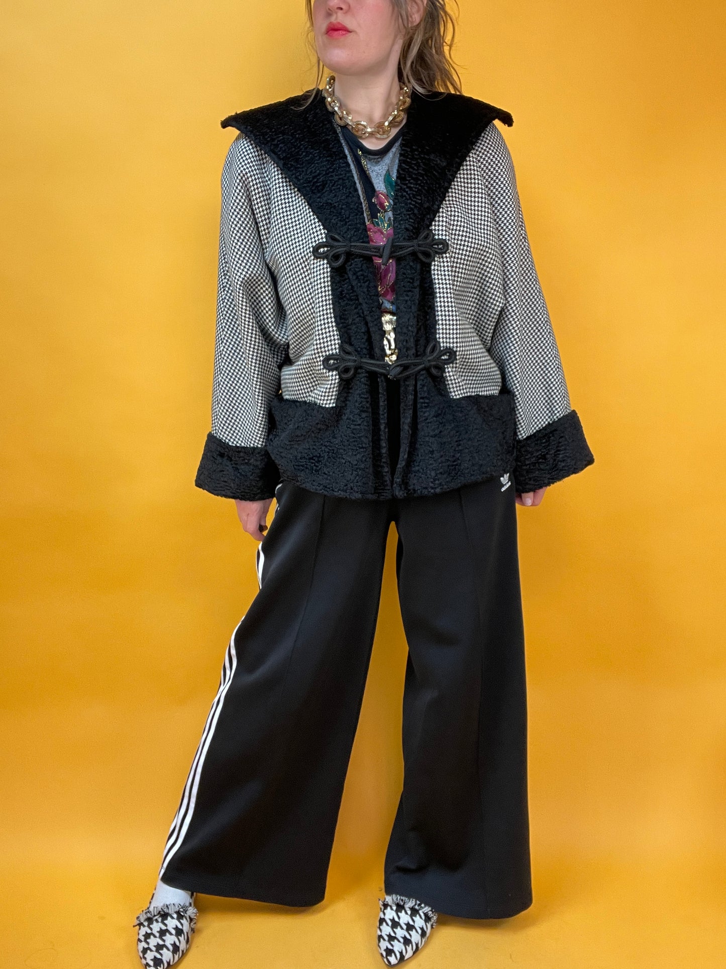 Kurzjacke mit angesagtem Hahnentritt-Muster und Kunstfellbesatz