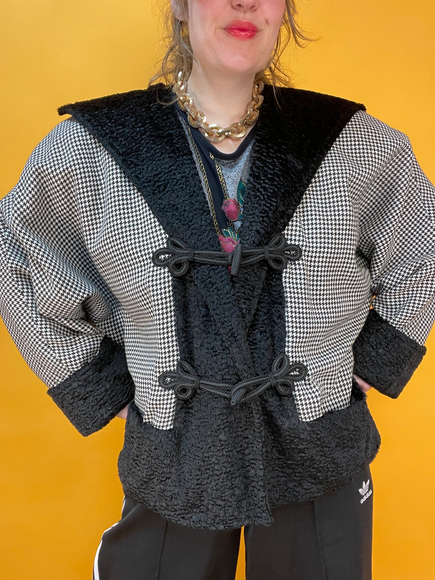 Kurzjacke mit angesagtem Hahnentritt-Muster und Kunstfellbesatz