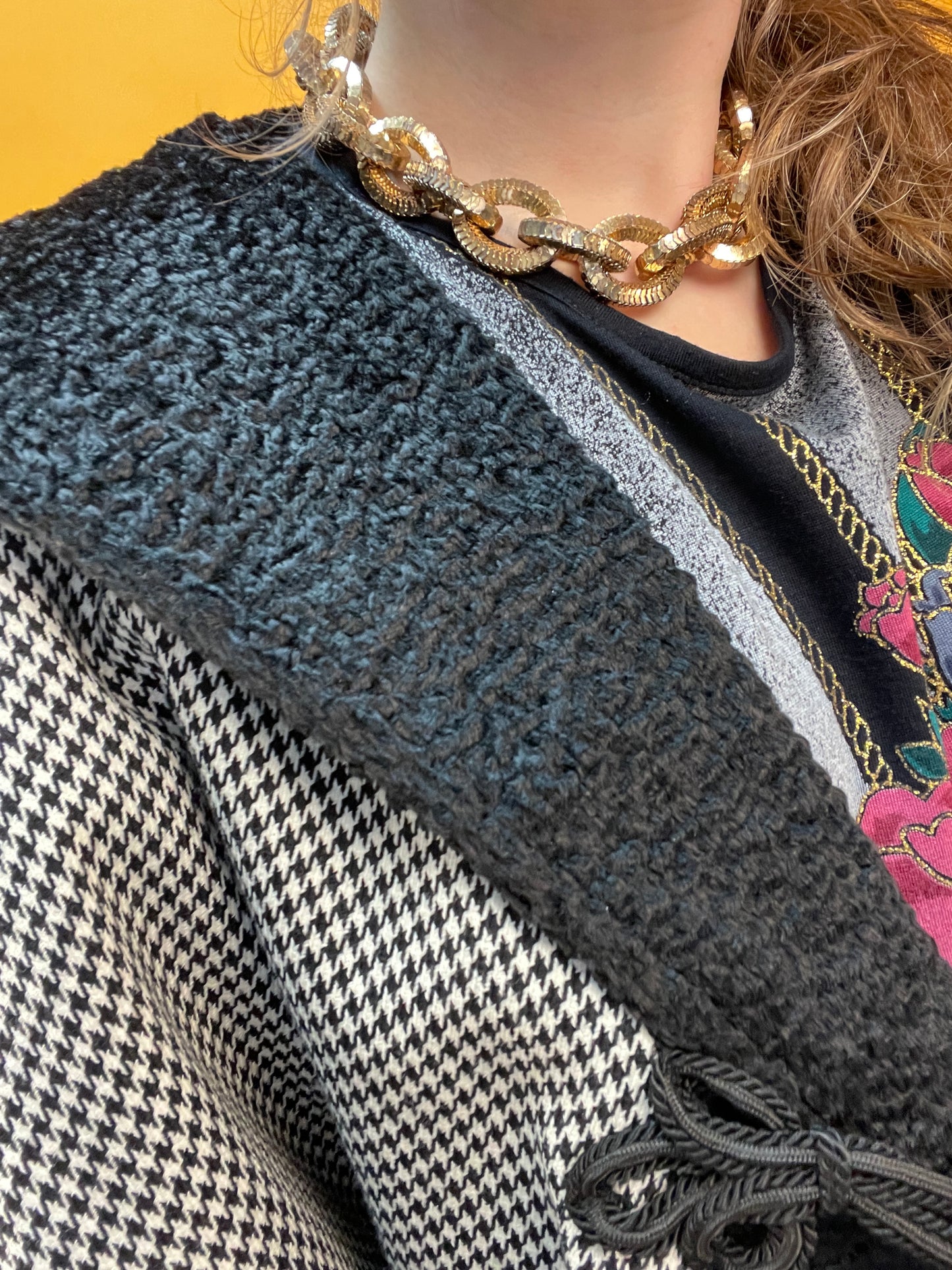 Kurzjacke mit angesagtem Hahnentritt-Muster und Kunstfellbesatz