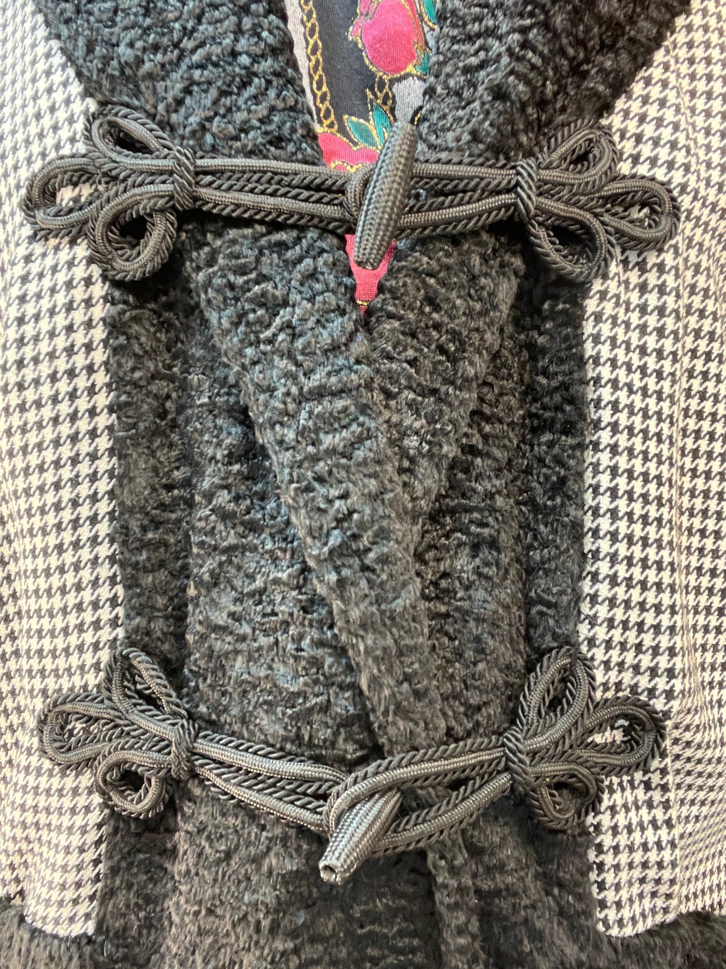 Kurzjacke mit angesagtem Hahnentritt-Muster und Kunstfellbesatz