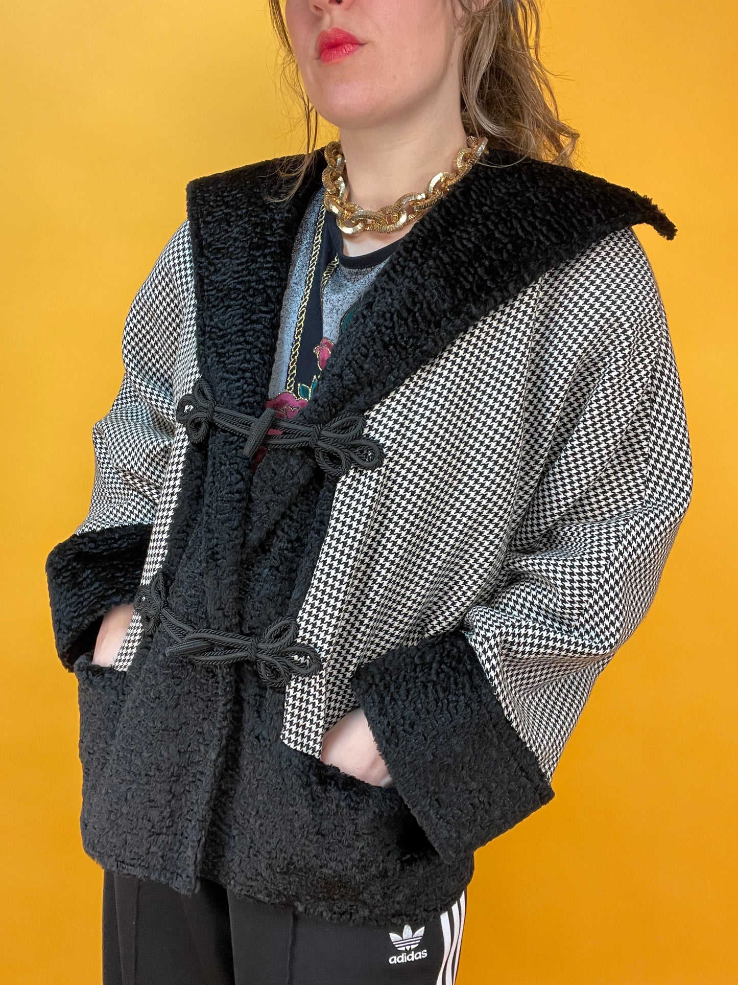 Kurzjacke mit angesagtem Hahnentritt-Muster und Kunstfellbesatz