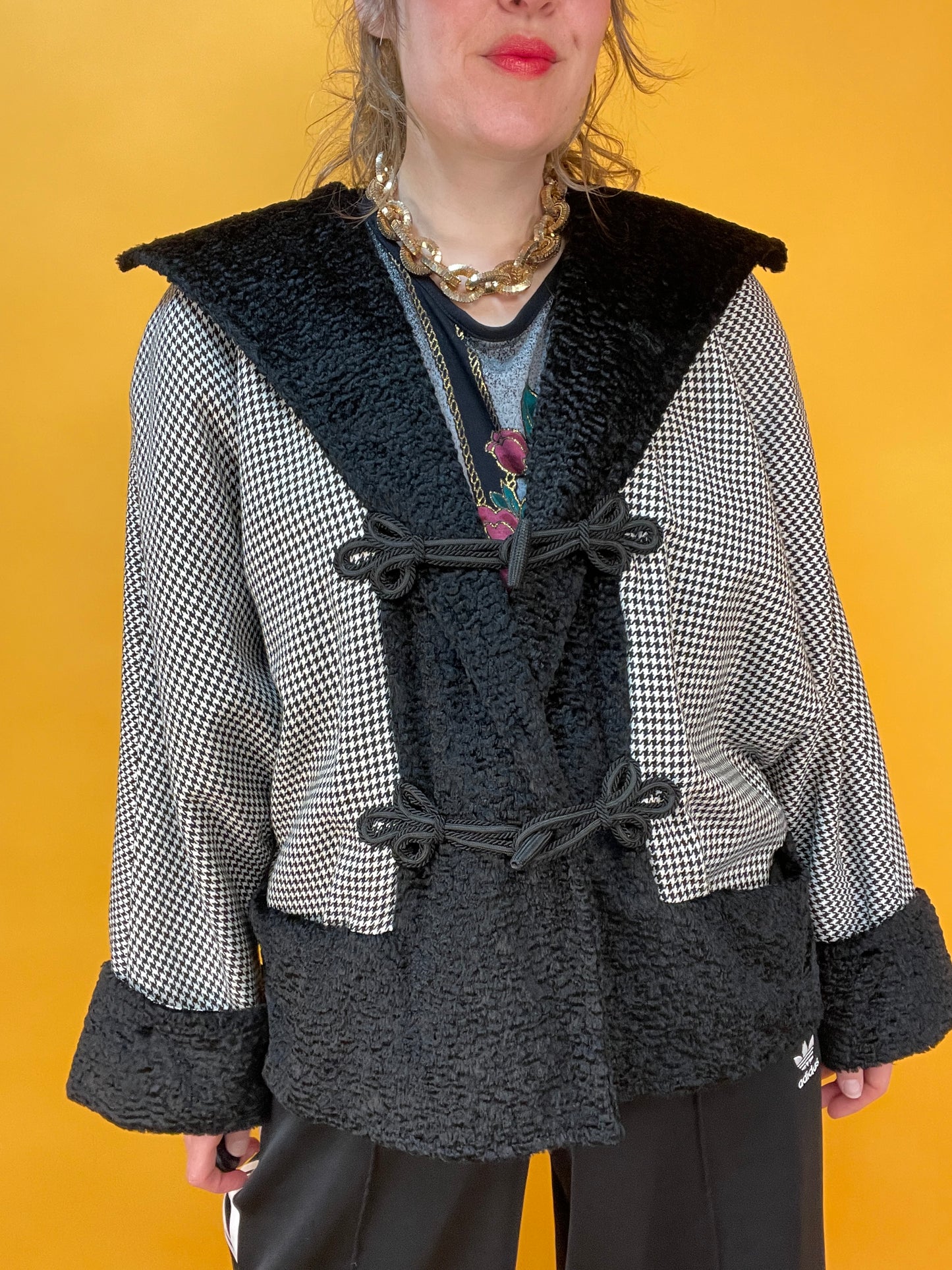 Kurzjacke mit angesagtem Hahnentritt-Muster und Kunstfellbesatz