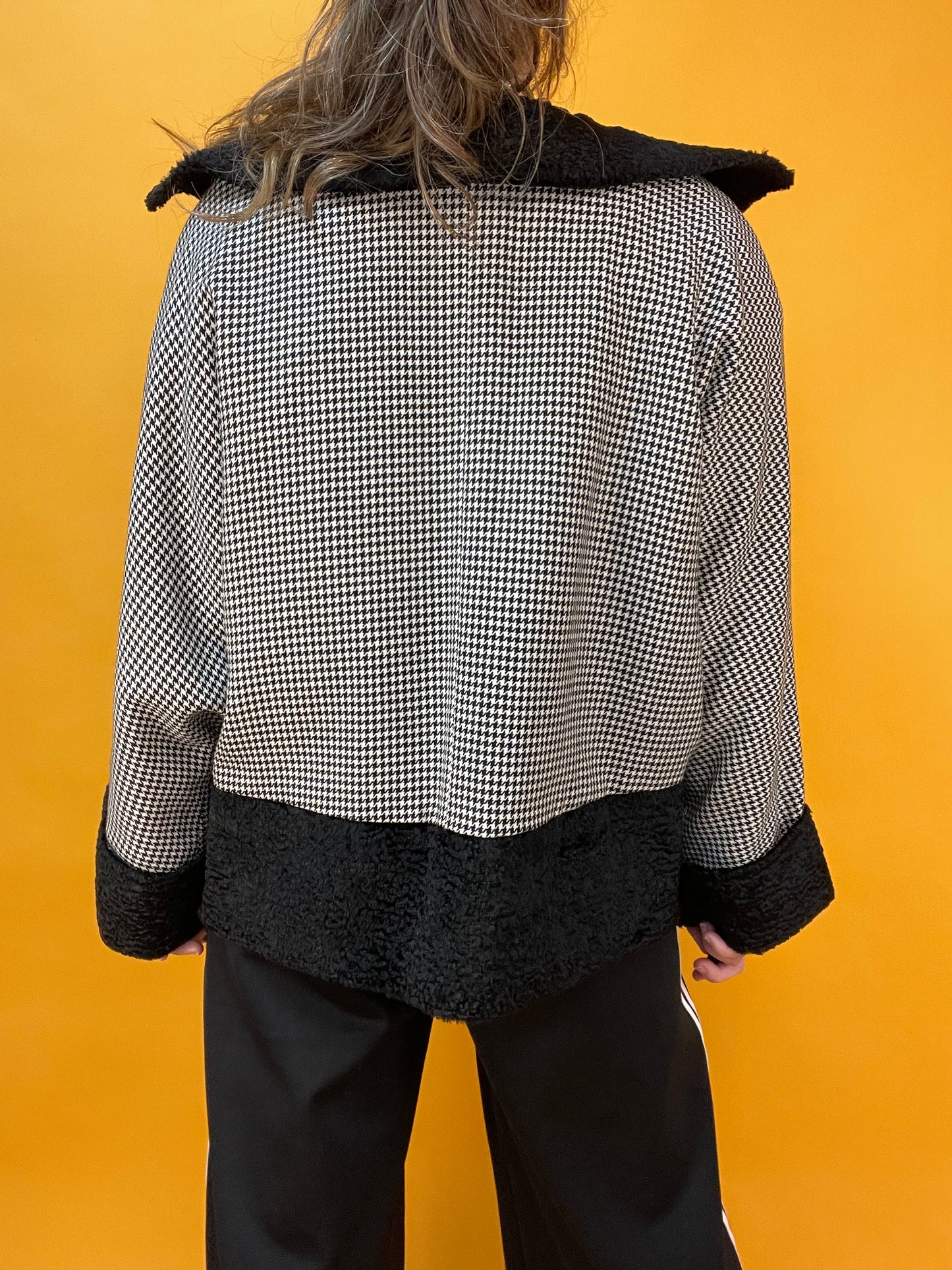 Kurzjacke mit angesagtem Hahnentritt-Muster und Kunstfellbesatz