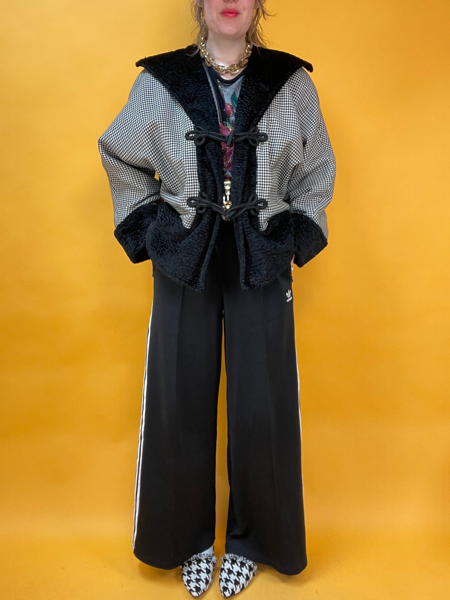 Kurzjacke mit angesagtem Hahnentritt-Muster und Kunstfellbesatz