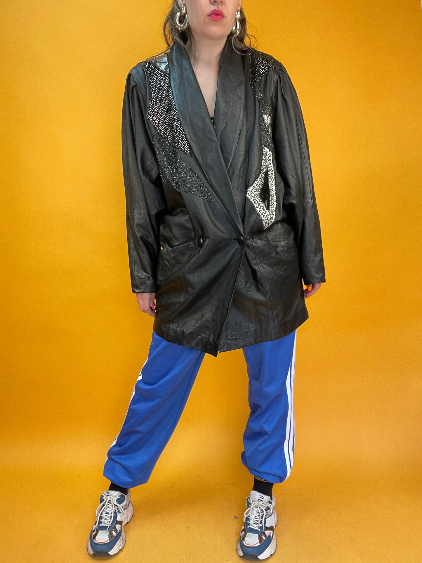 80s Lederjacke mit Fledermausärmeln und silbernen Applikationen