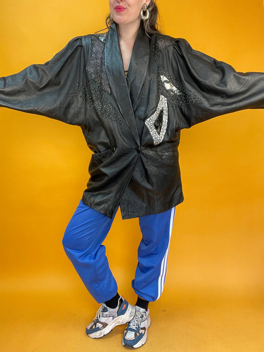 80s Lederjacke mit Fledermausärmeln und silbernen Applikationen