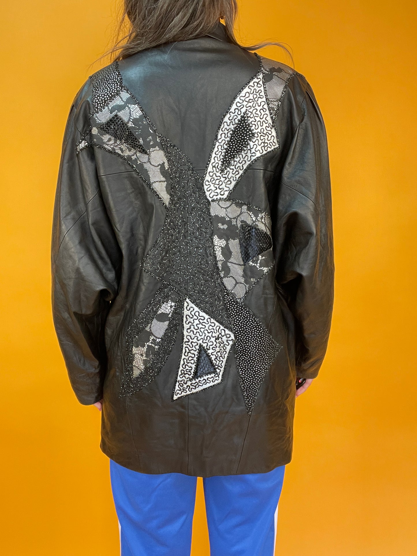 80s Lederjacke mit Fledermausärmeln und silbernen Applikationen