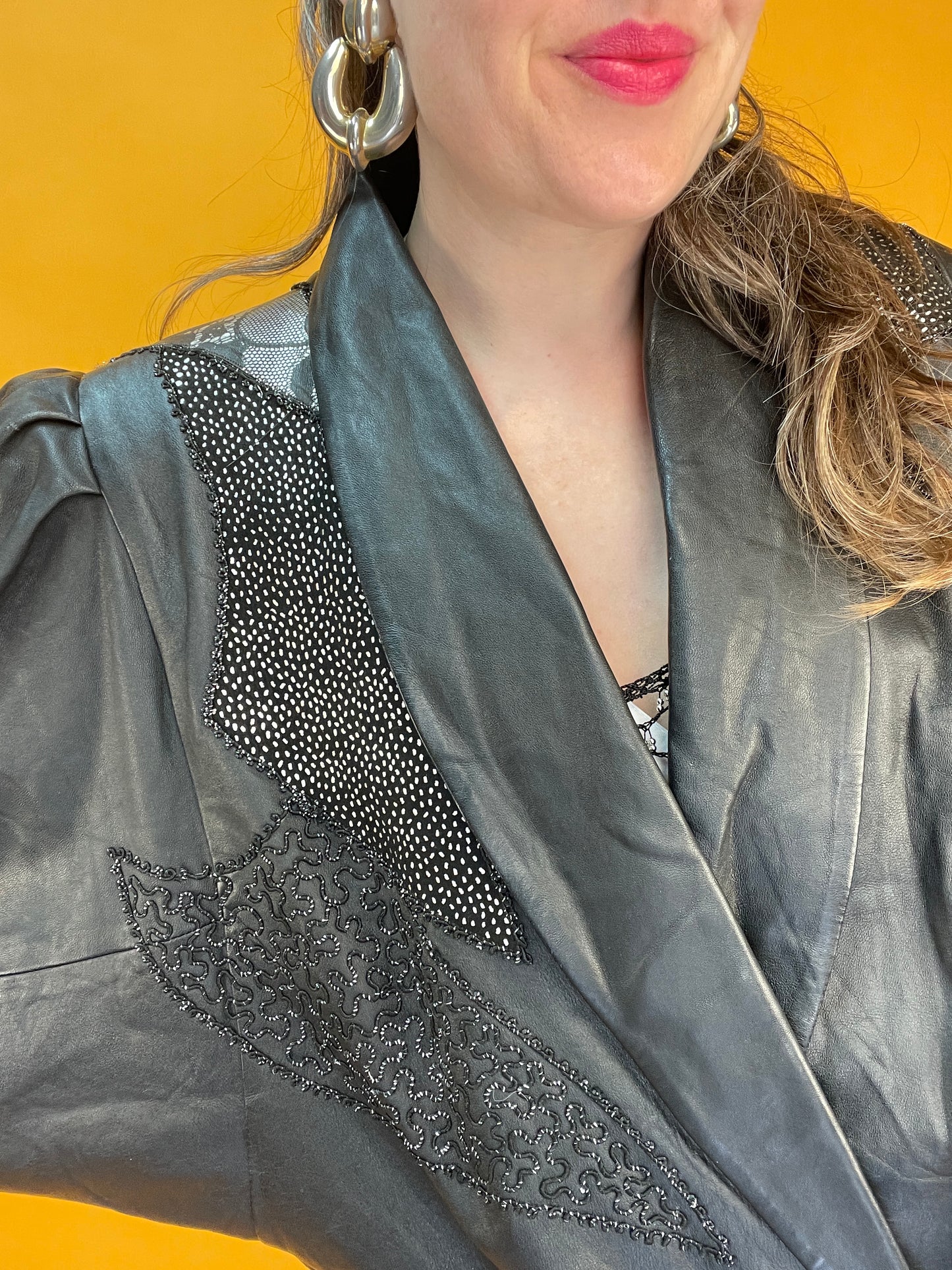 80s Lederjacke mit Fledermausärmeln und silbernen Applikationen