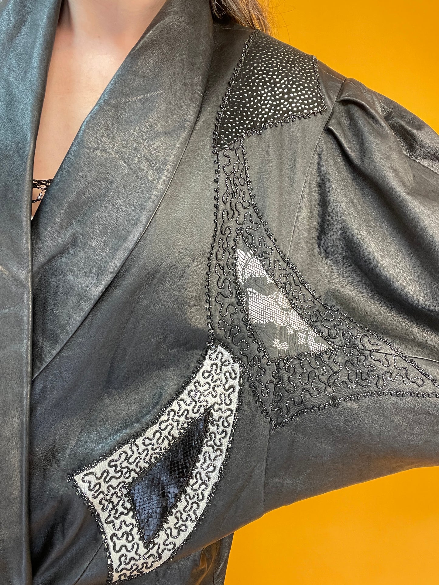 80s Lederjacke mit Fledermausärmeln und silbernen Applikationen