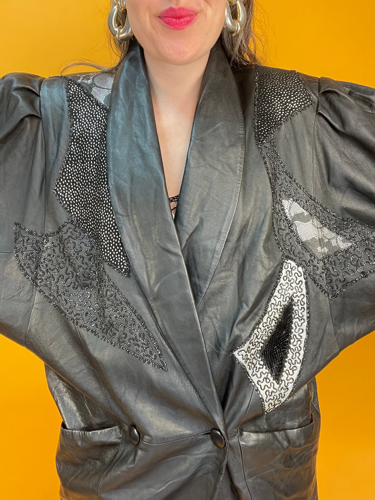 80s Lederjacke mit Fledermausärmeln und silbernen Applikationen