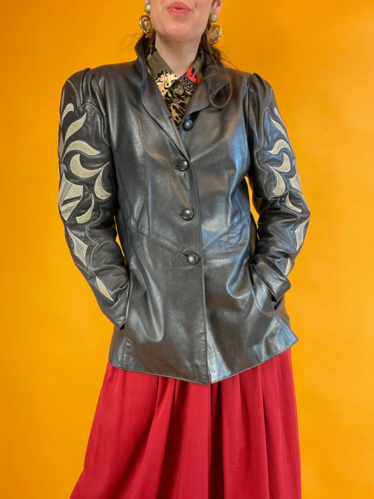 Happy Hippie Dreams: anthrazitfarbene Lederjacke mit Applikationen im Bohostil