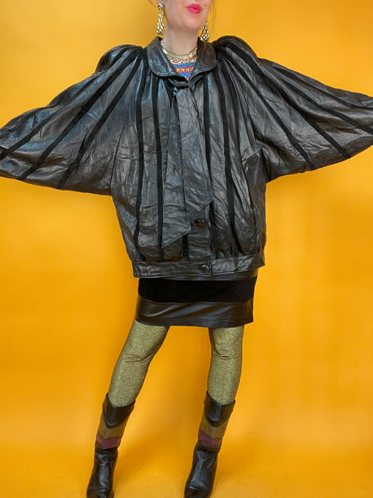 80s Lederjacke mit XXL Fledermausärmeln und dynamischem Streifenmuster