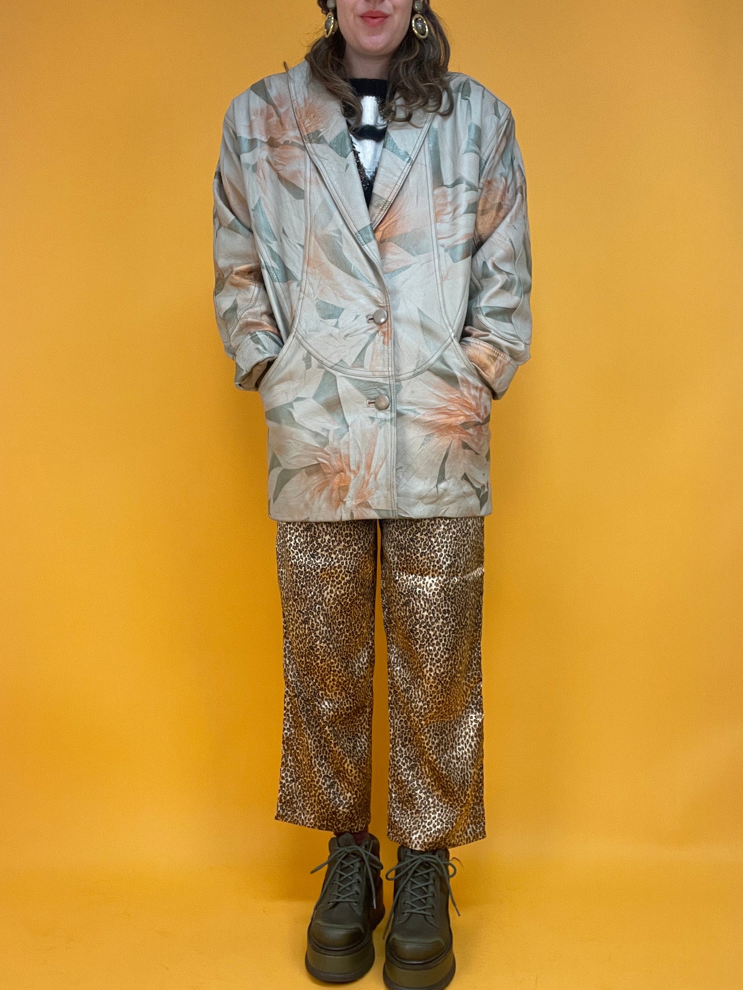 Sandfarbene 80s Lederjacke mit schimmerndem Metallicprint