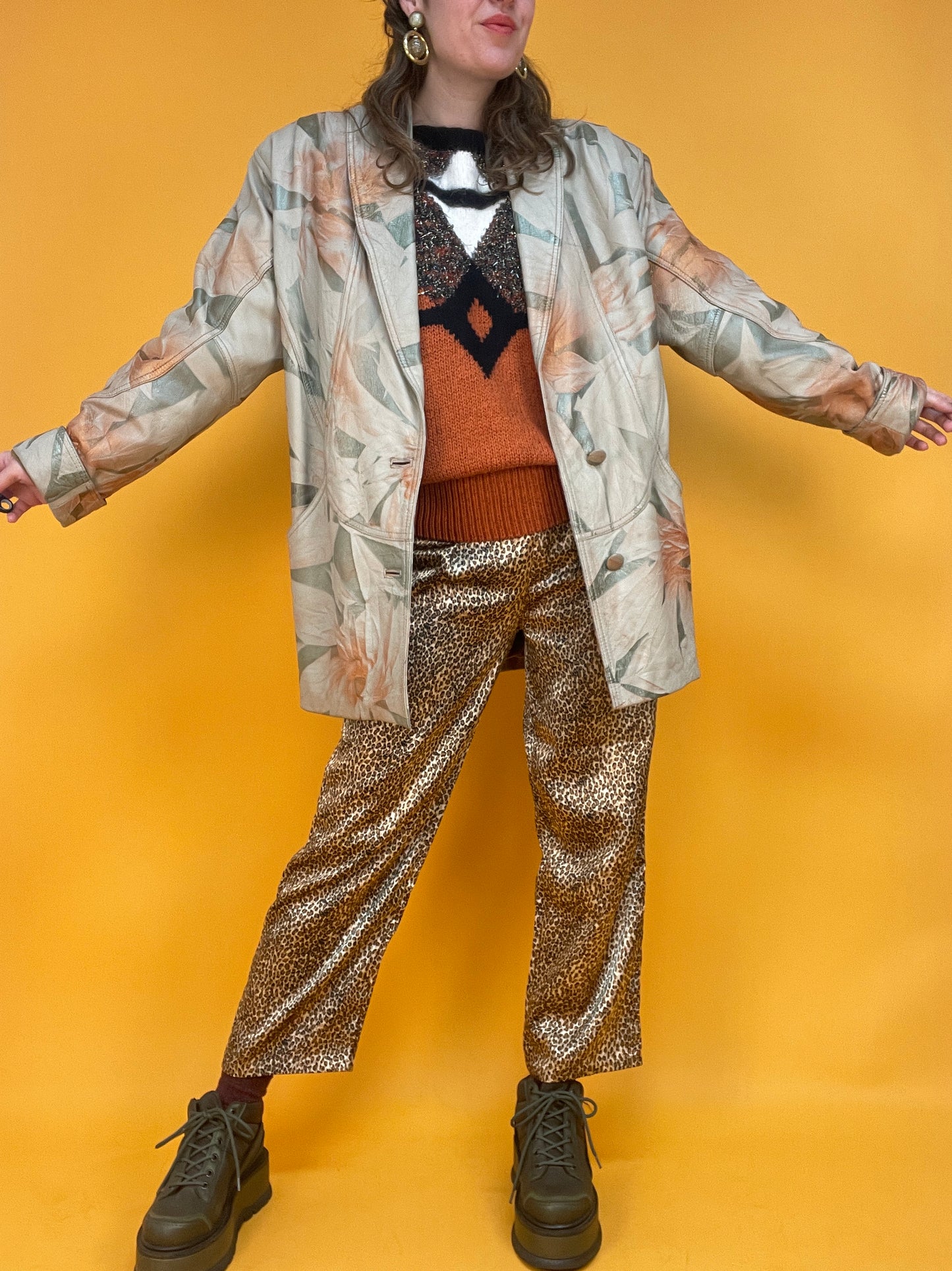 Sandfarbene 80s Lederjacke mit schimmerndem Metallicprint