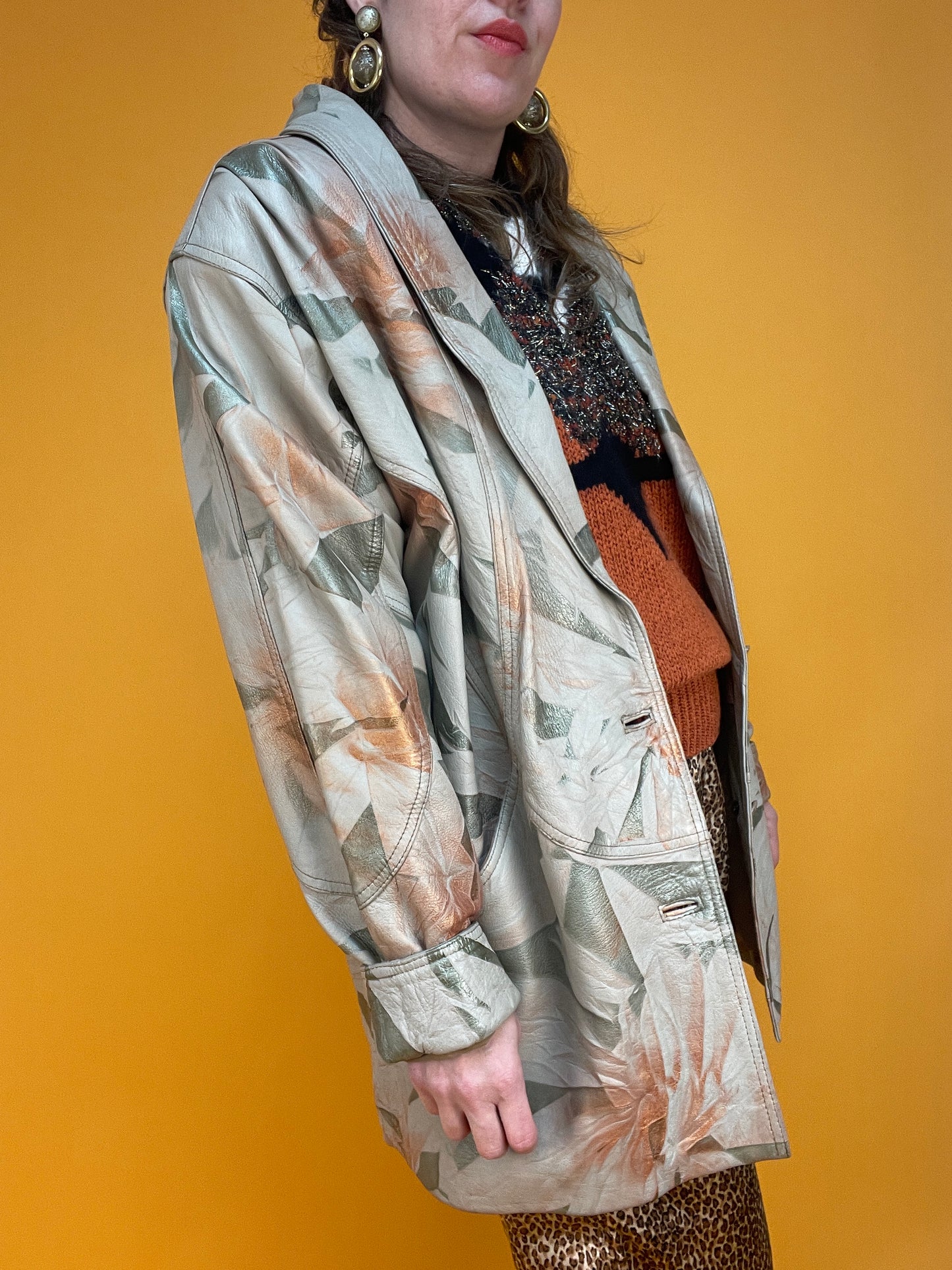 Sandfarbene 80s Lederjacke mit schimmerndem Metallicprint