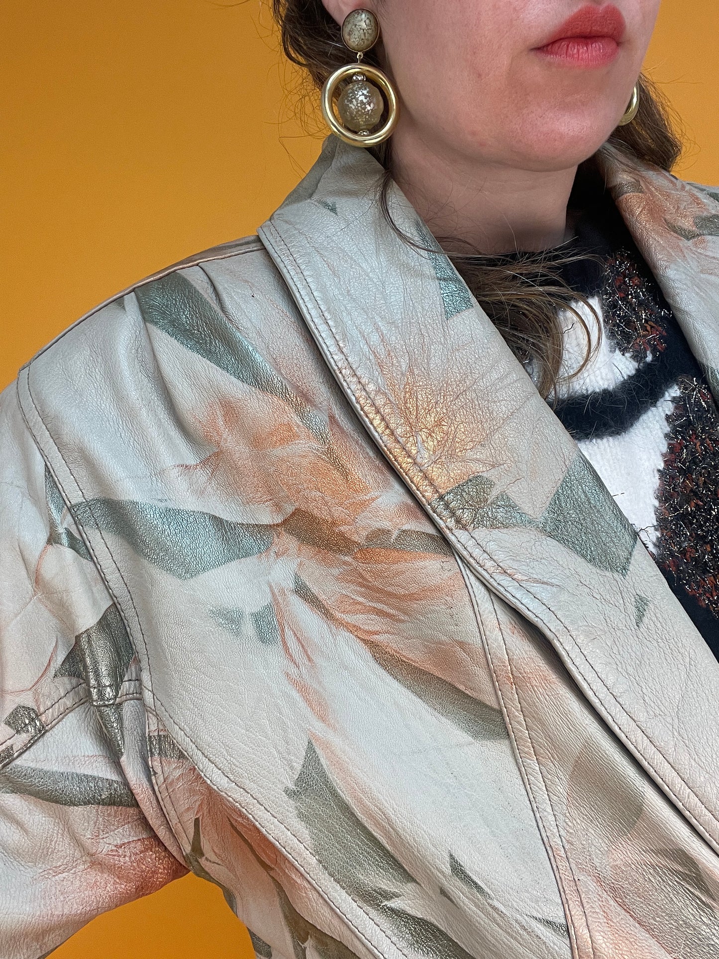 Sandfarbene 80s Lederjacke mit schimmerndem Metallicprint