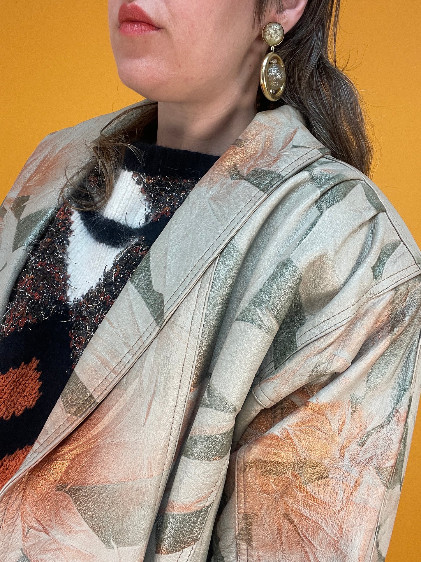 Sandfarbene 80s Lederjacke mit schimmerndem Metallicprint