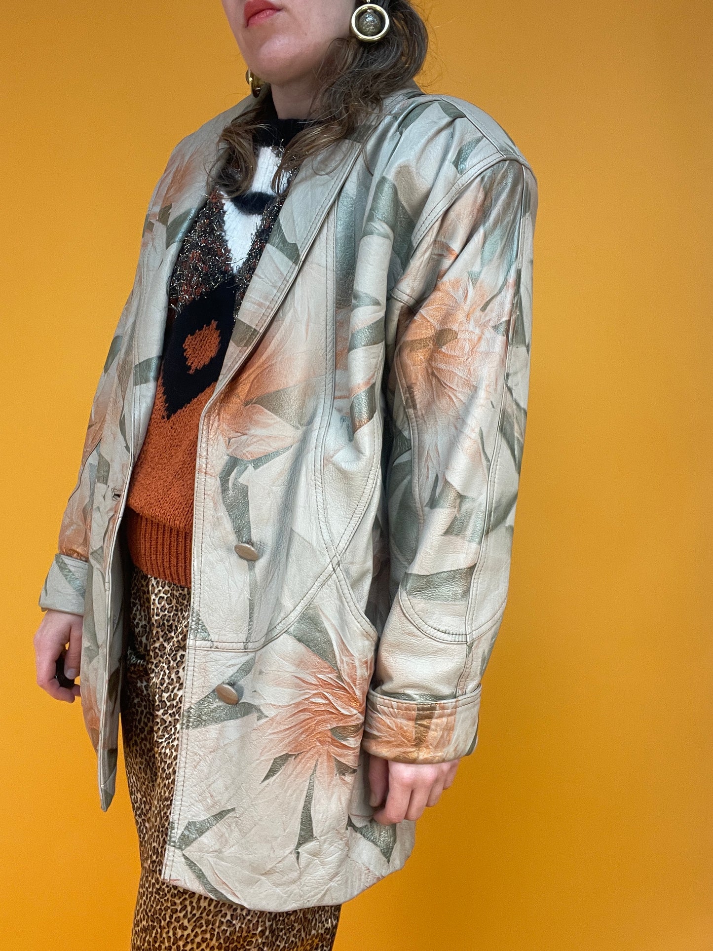 Sandfarbene 80s Lederjacke mit schimmerndem Metallicprint