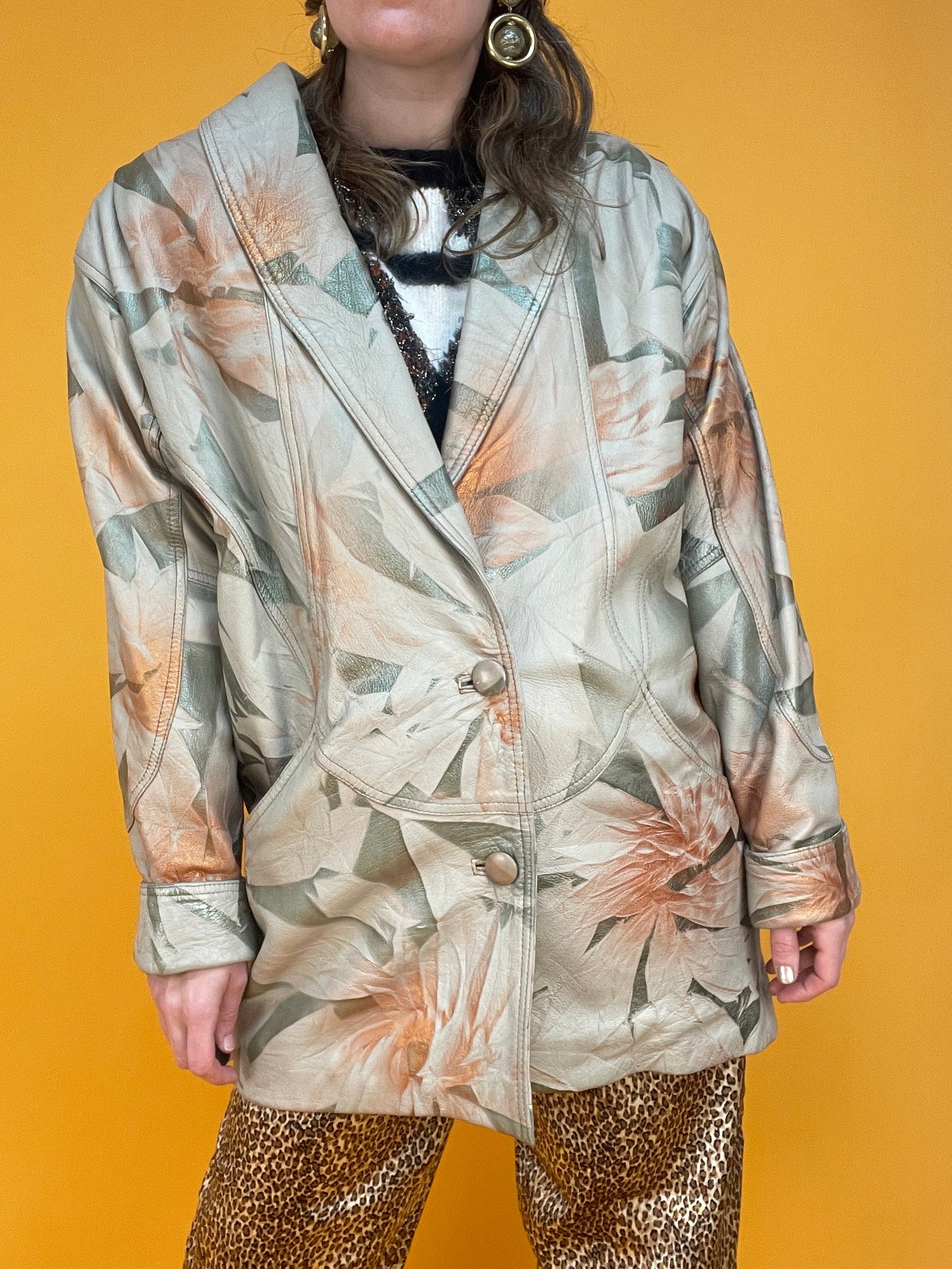 Sandfarbene 80s Lederjacke mit schimmerndem Metallicprint